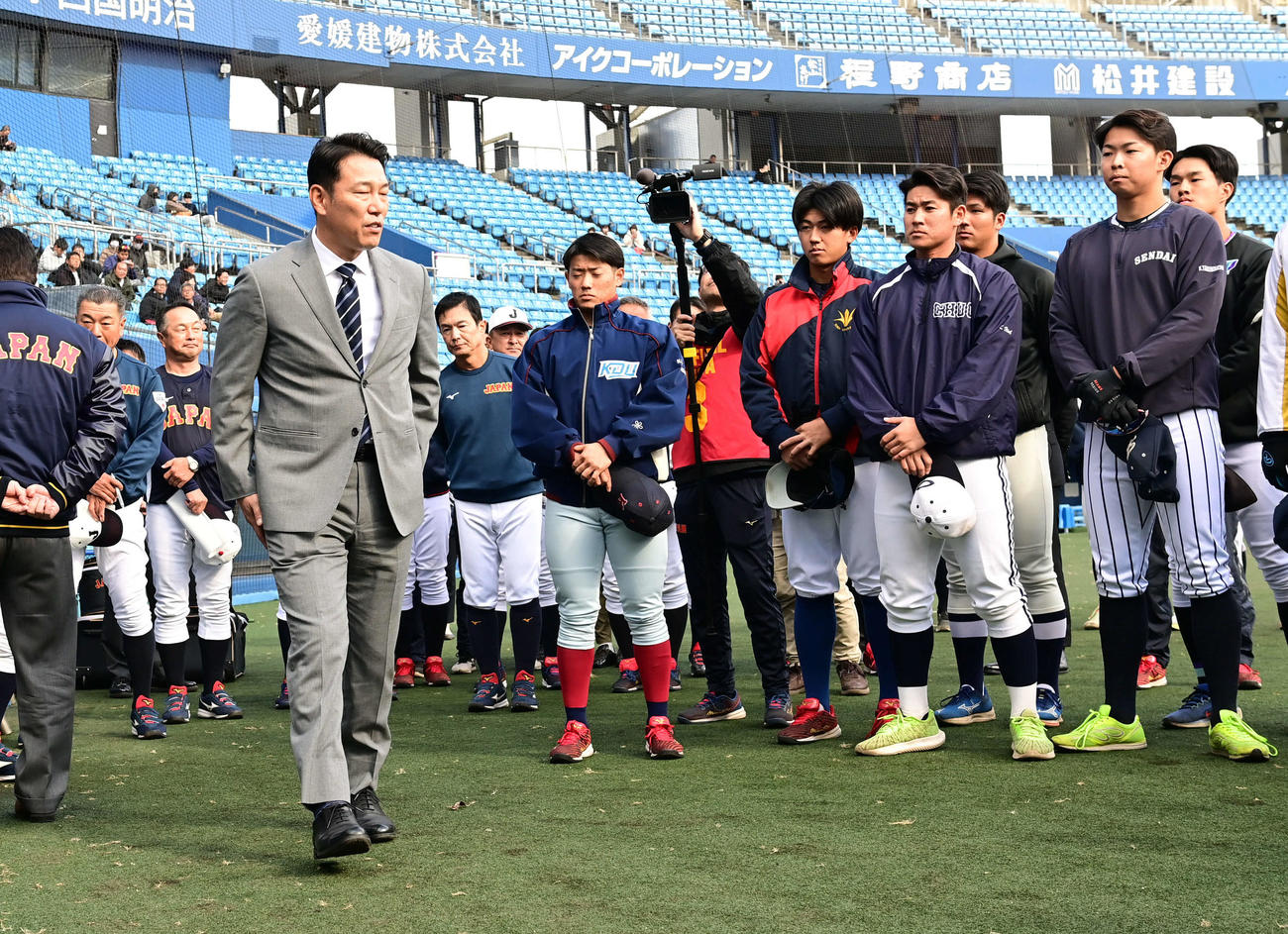 強化合宿を前に、選手を激励する侍ジャパンの井端監督（撮影・和賀正仁）