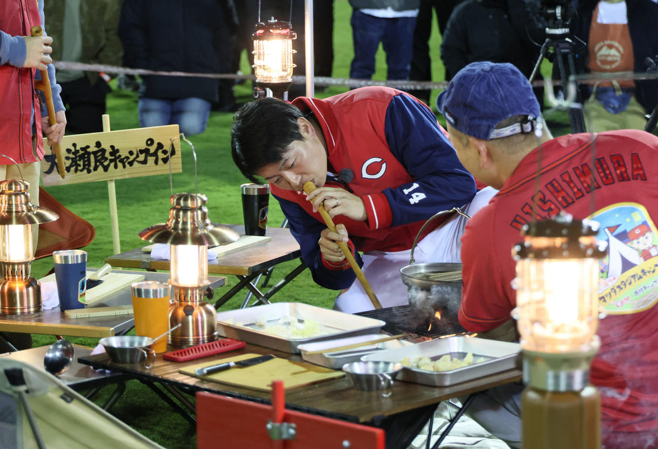 マツダスタジアムが一夜限りのキャンプ場になった。バイきんぐ西村瑞樹（右）らと鍋料理を作る広島大瀬良（撮影・加藤孝規）
