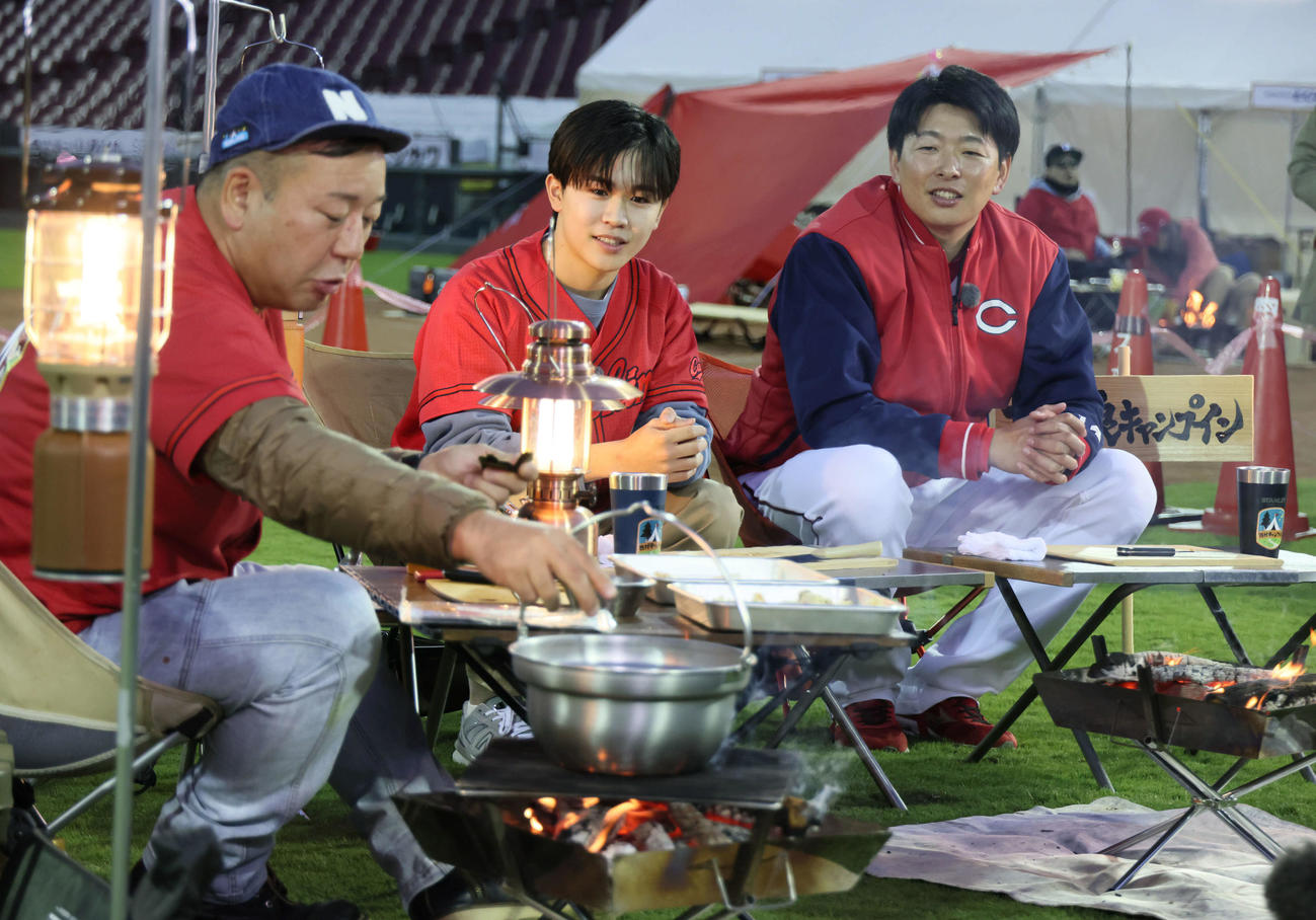 マツダスタジアムが一夜限りのキャンプ場になった。バイきんぐ西村瑞樹（左）、鈴木福（中央）と鍋料理を作る広島大瀬良（撮影・加藤孝規）