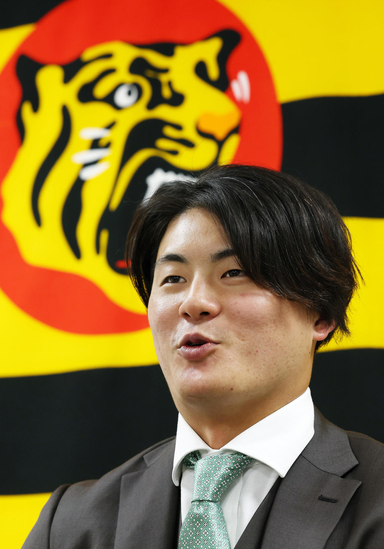 契約を更改し会見に臨む阪神前川（撮影・前田充）