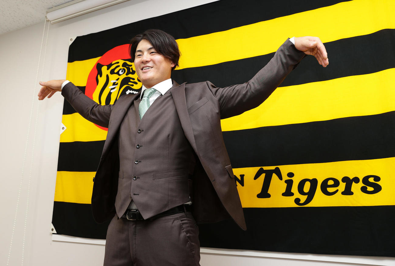 契約を更改し、笑顔でカモメポーズをする阪神前川（撮影・前田充）