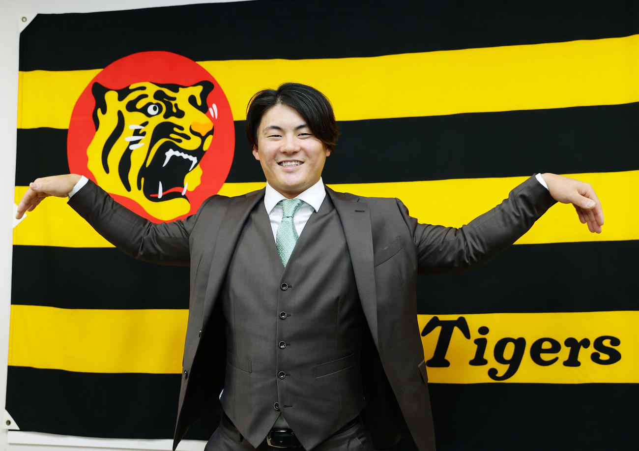 契約を更改し、笑顔でカモメポーズをする阪神前川（撮影・前田充）