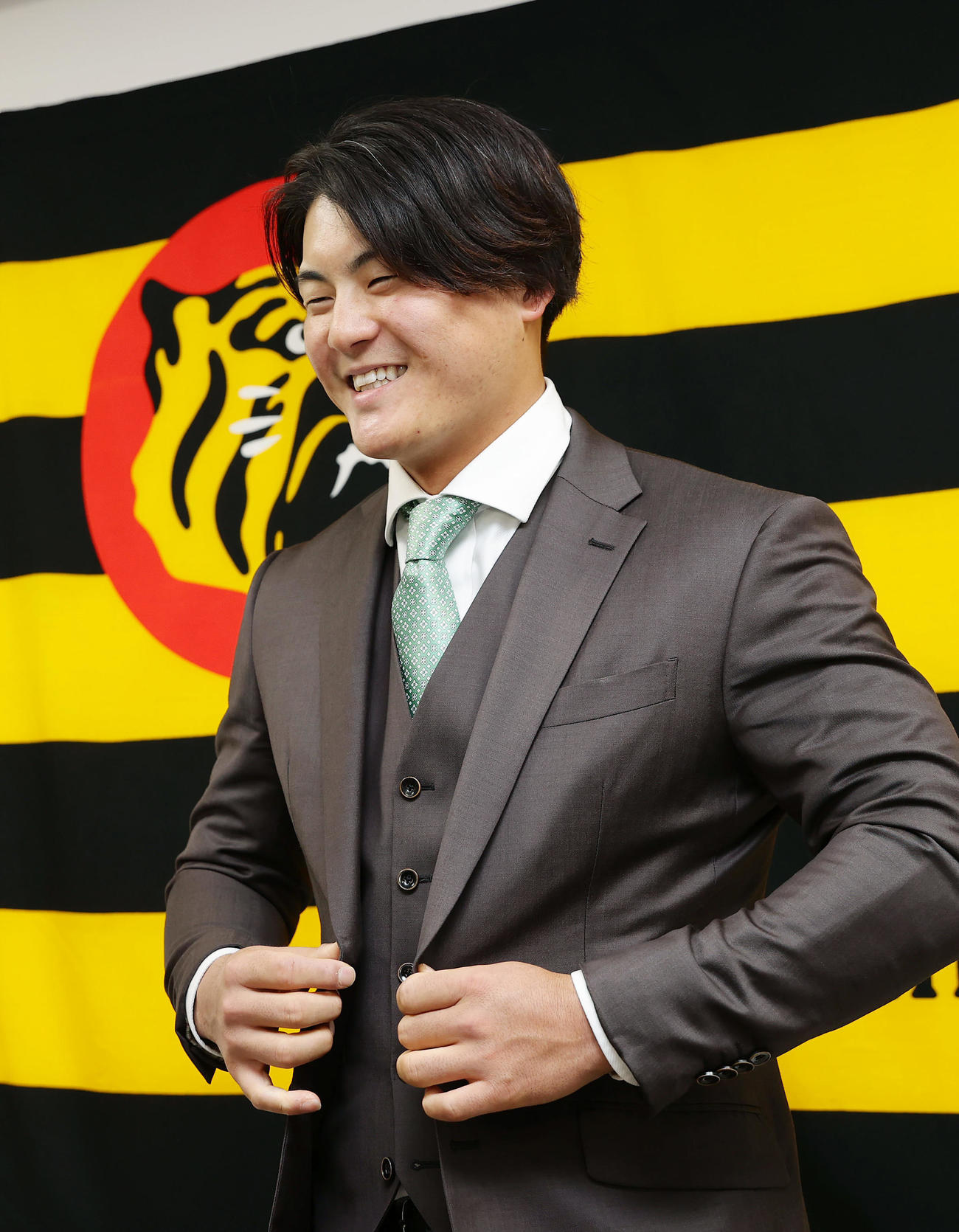 契約を更改し取材に応じる阪神前川（撮影・前田充）
