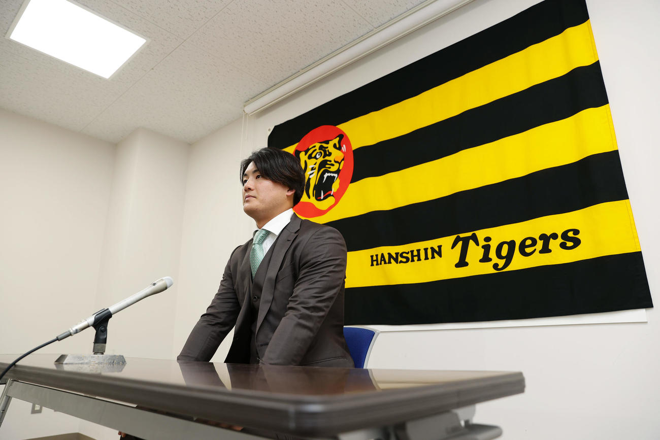 契約を更改し会見に臨む阪神前川（撮影・前田充）