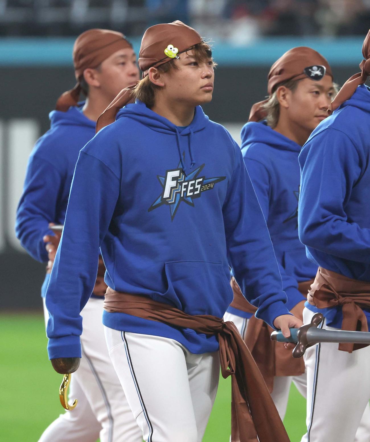 日本ハムファンフェスティバルで海賊の衣装を着て登場の田宮（撮影・黒川智章）