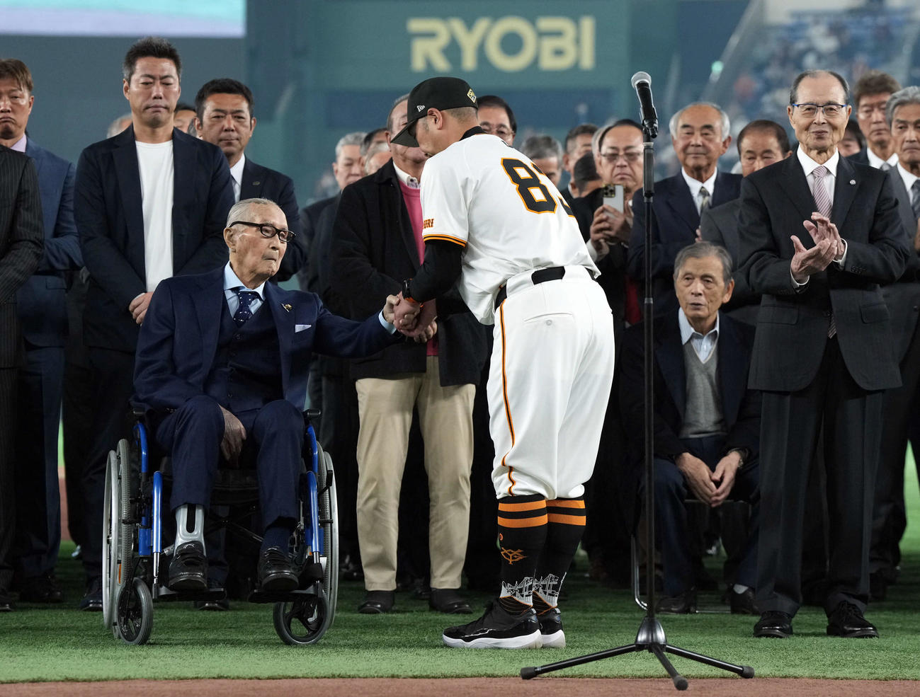巨人球団創立90周年セレモニーで阿部監督（右）と握手を交わす長嶋終身名誉監督（撮影・たえ見朱実）