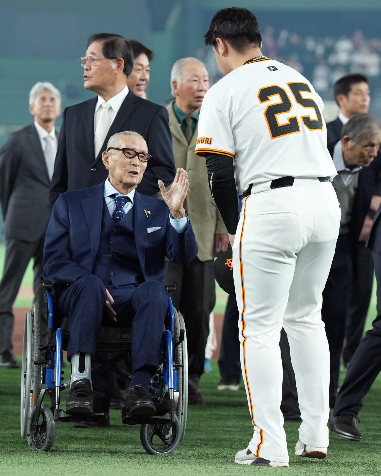巨人球団創立90周年セレモニーで岡本和（右）と話をする長嶋終身名誉監督（撮影・たえ見朱実）