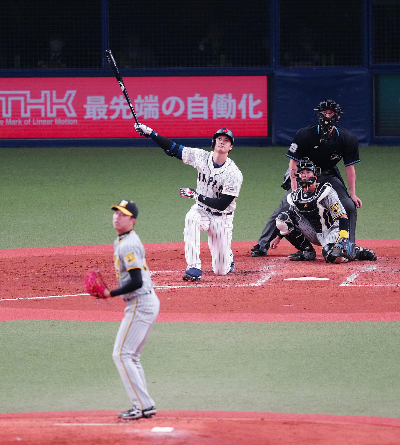 23年3月、阪神対侍ジャパン　3回表侍ジャパン2死一、二塁、中越え3点本塁打を放つ大谷翔平。投手才木