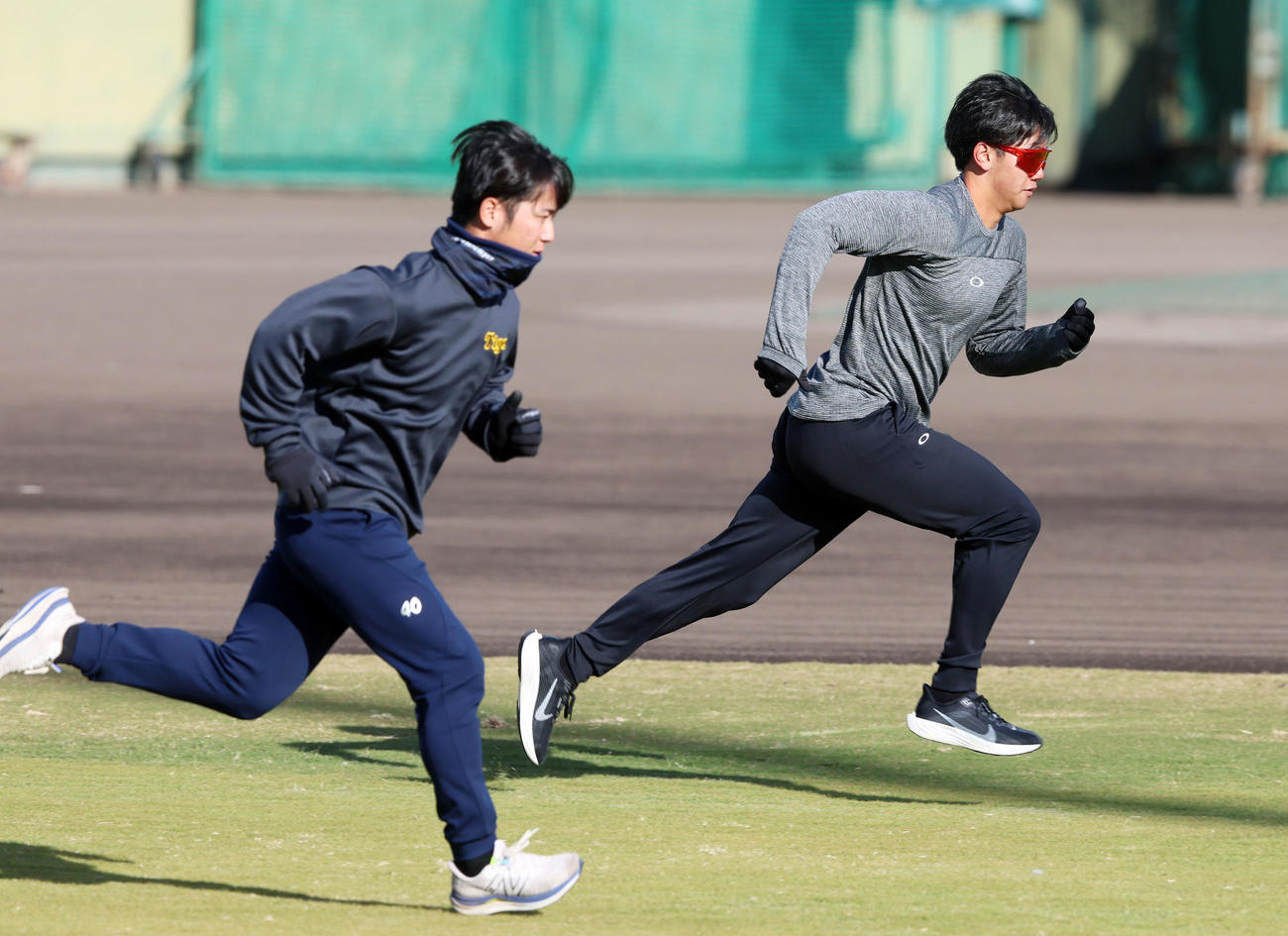 ランニングする門別。左は井坪（撮影・加藤哉）