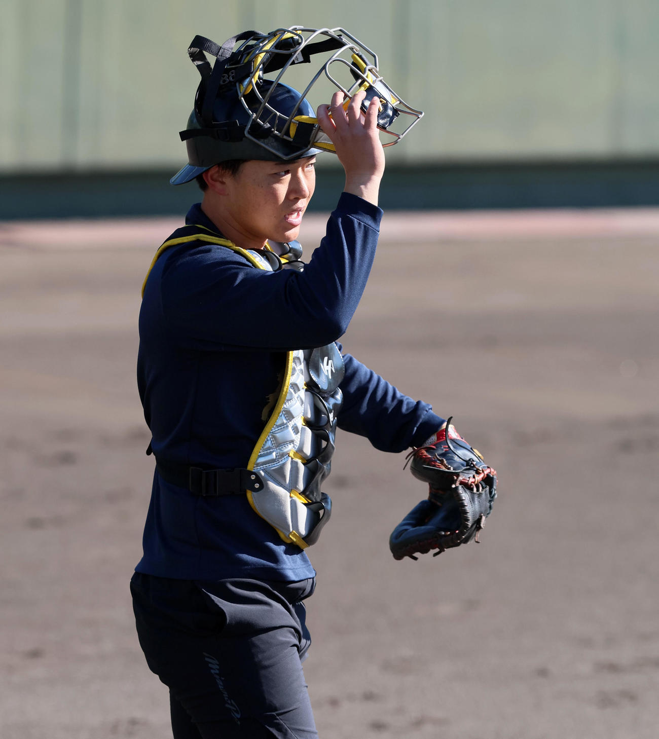 タイム計測しながら二塁へ送球練習する中川（撮影・加藤哉）
