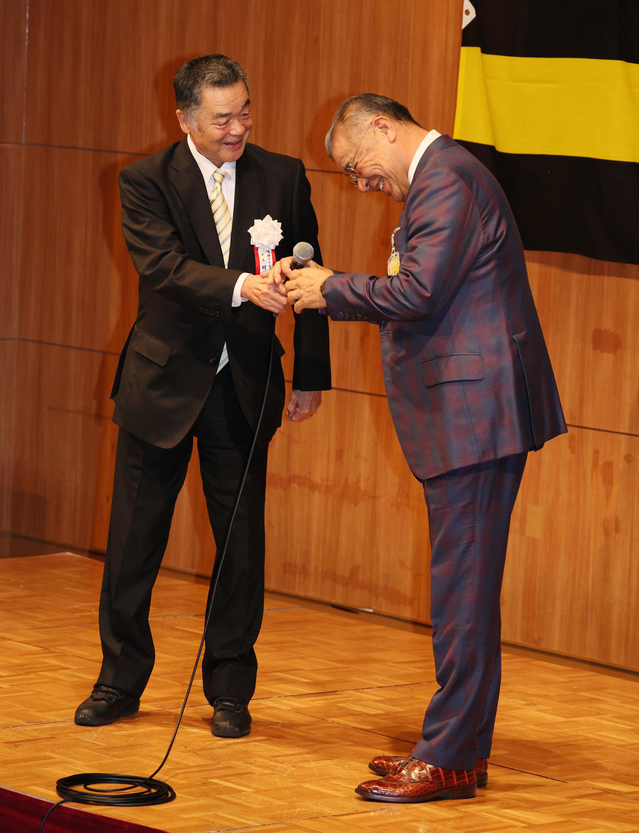 川藤氏（左）から掛布氏へOB会長のバトンならぬマイクが手渡された（撮影・加藤哉）