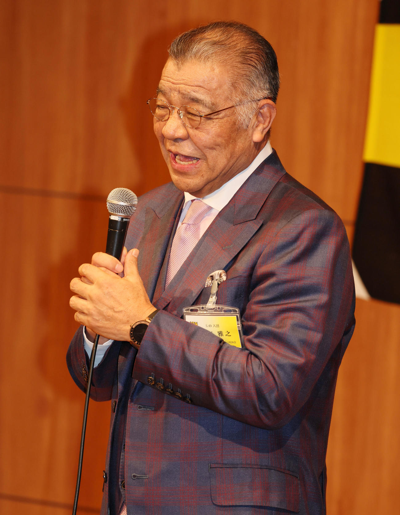 壇上であいさつする掛布新OB会長（撮影・加藤哉）