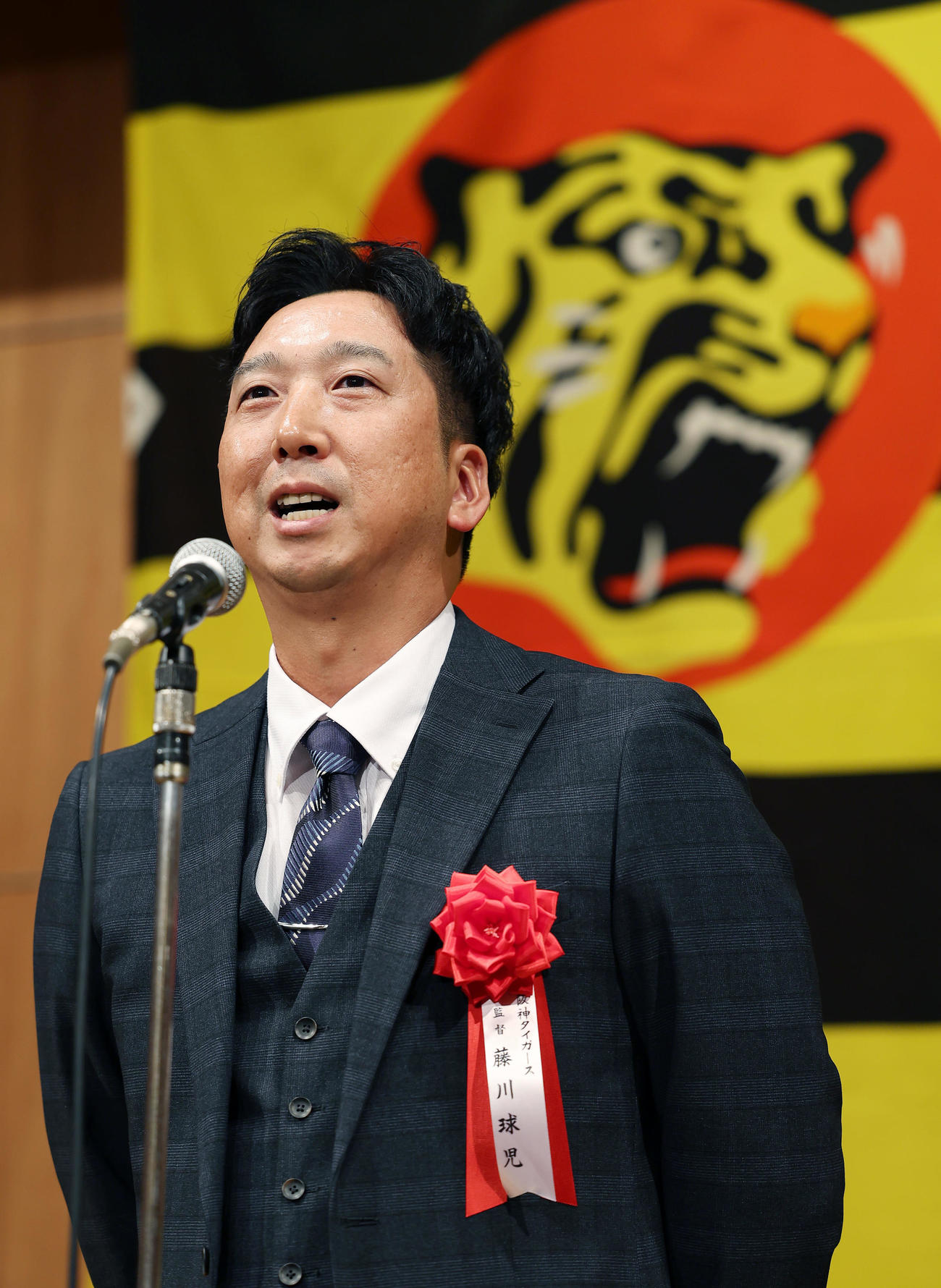 あいさつする阪神藤川監督（撮影・前田充）