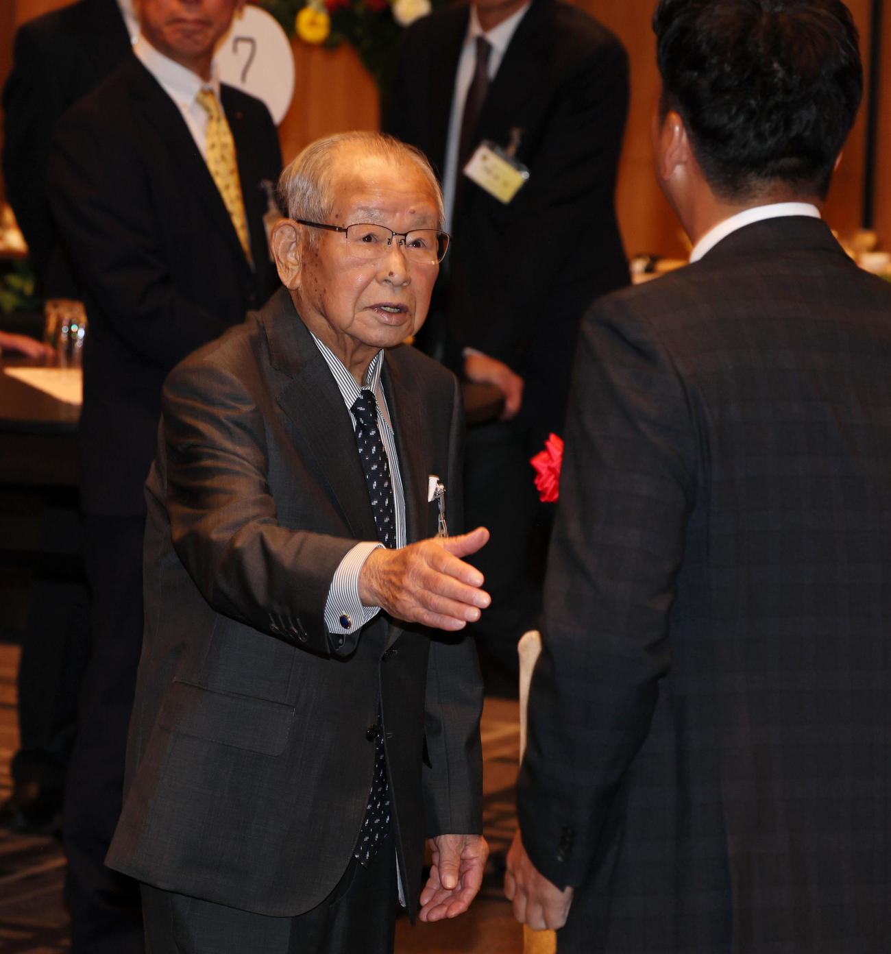 OB総会に出席し藤川監督（右）と握手する吉田義男氏（撮影・加藤哉）