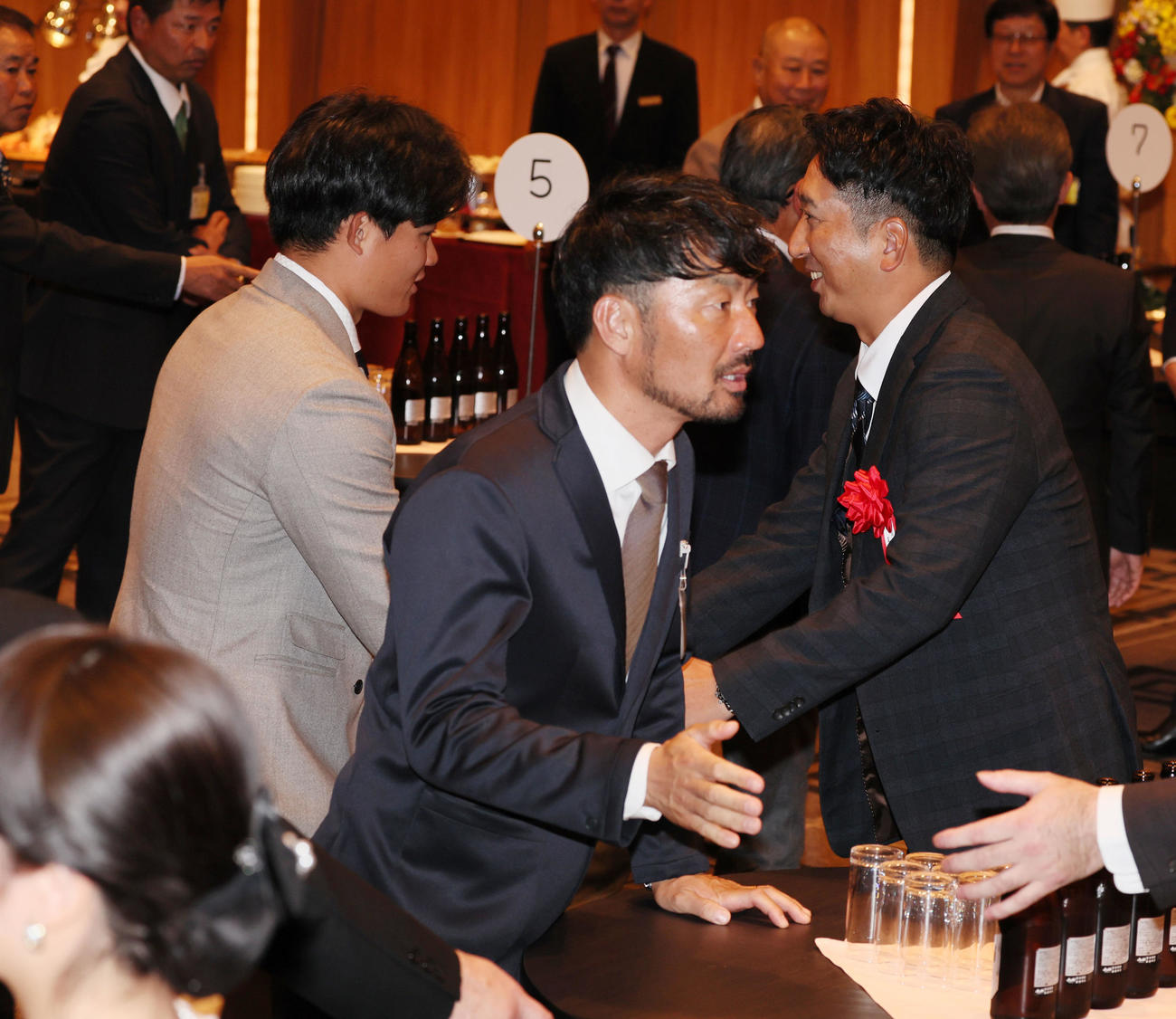 OB総会で藤川監督（右）は森下と顔を合わせ握手する（撮影・加藤哉）