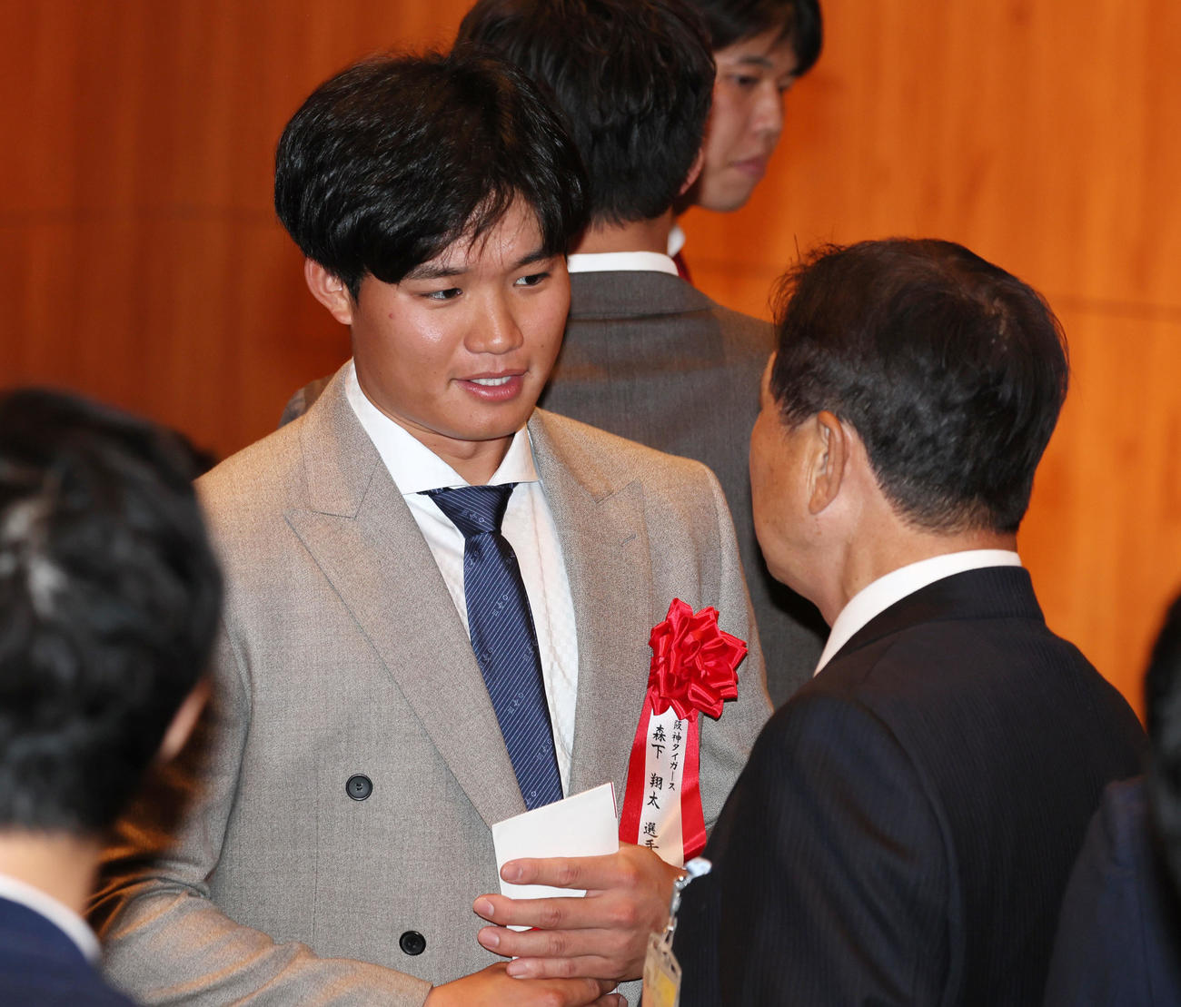 OB会から敢闘賞を受賞した森下（左）は平田2軍監督から声を掛けられる（撮影・加藤哉）