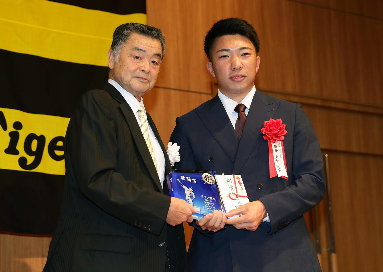 表彰を受ける阪神石井。左は川藤OB前会長（撮影・前田充）