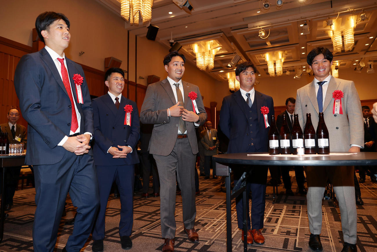 OB会総会の懇親会で笑顔を見せる、左から阪神才木、石井、秋山、桐敷、森下（撮影・前田充）