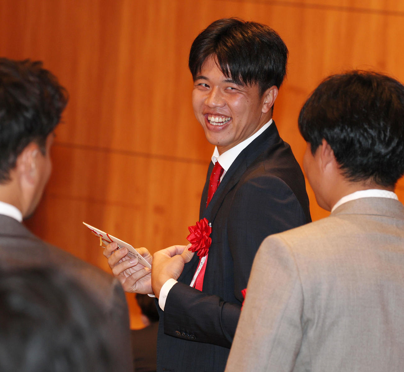 OB会から敢闘賞を受賞し笑顔を見せる才木（撮影・加藤哉）