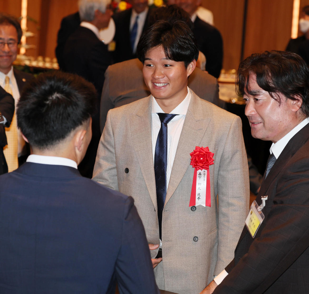OB総会に出席し笑顔を見せる森下（撮影・加藤哉）