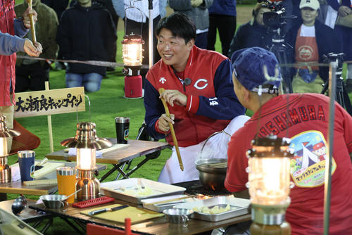 【スライドショー】天然芝張り替え前のマツダスタジアムで“キャンプ”開催！　大瀬良大地も参加