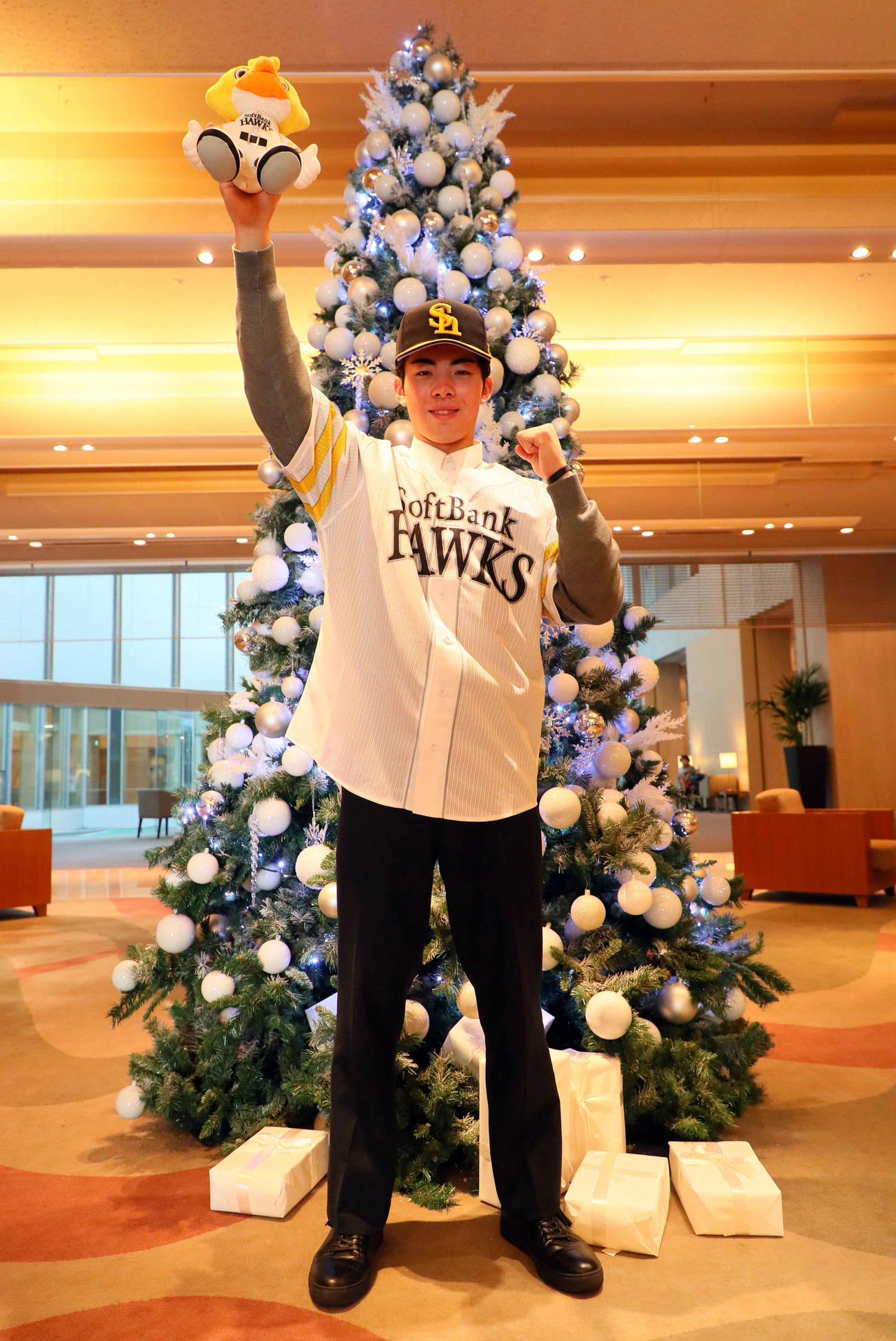 ソフトバンクと仮契約を結んだドラフト1位の村上は、クリスマスツリーの前でガッツポーズ（撮影・宮崎幸一）