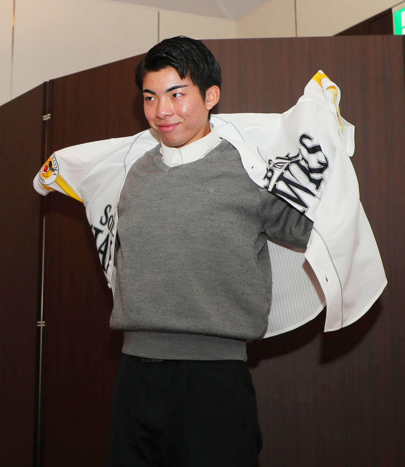 ソフトバンクと仮契約を結んだドラフト1位の村上は、初めてユニホームに袖を通す（撮影・宮崎幸一）