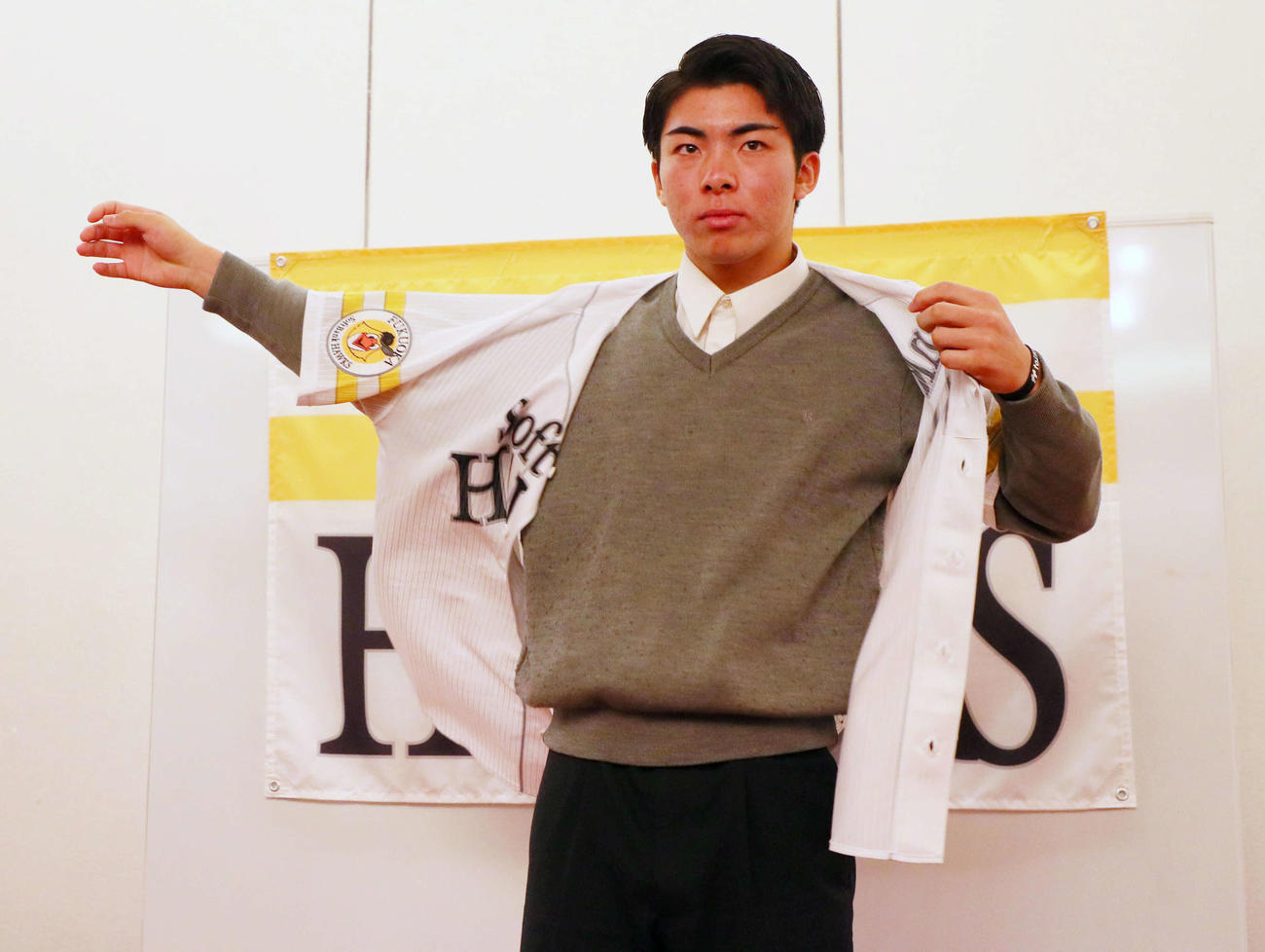 ソフトバンクと仮契約を結んだドラフト1位の村上は、初めてユニホームに袖を通す（撮影・宮崎幸一）