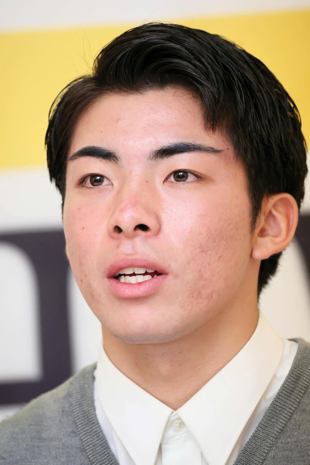 ソフトバンクと仮契約を結んだドラフト1位の村上は、喜びと決意を語る（撮影・宮崎幸一）