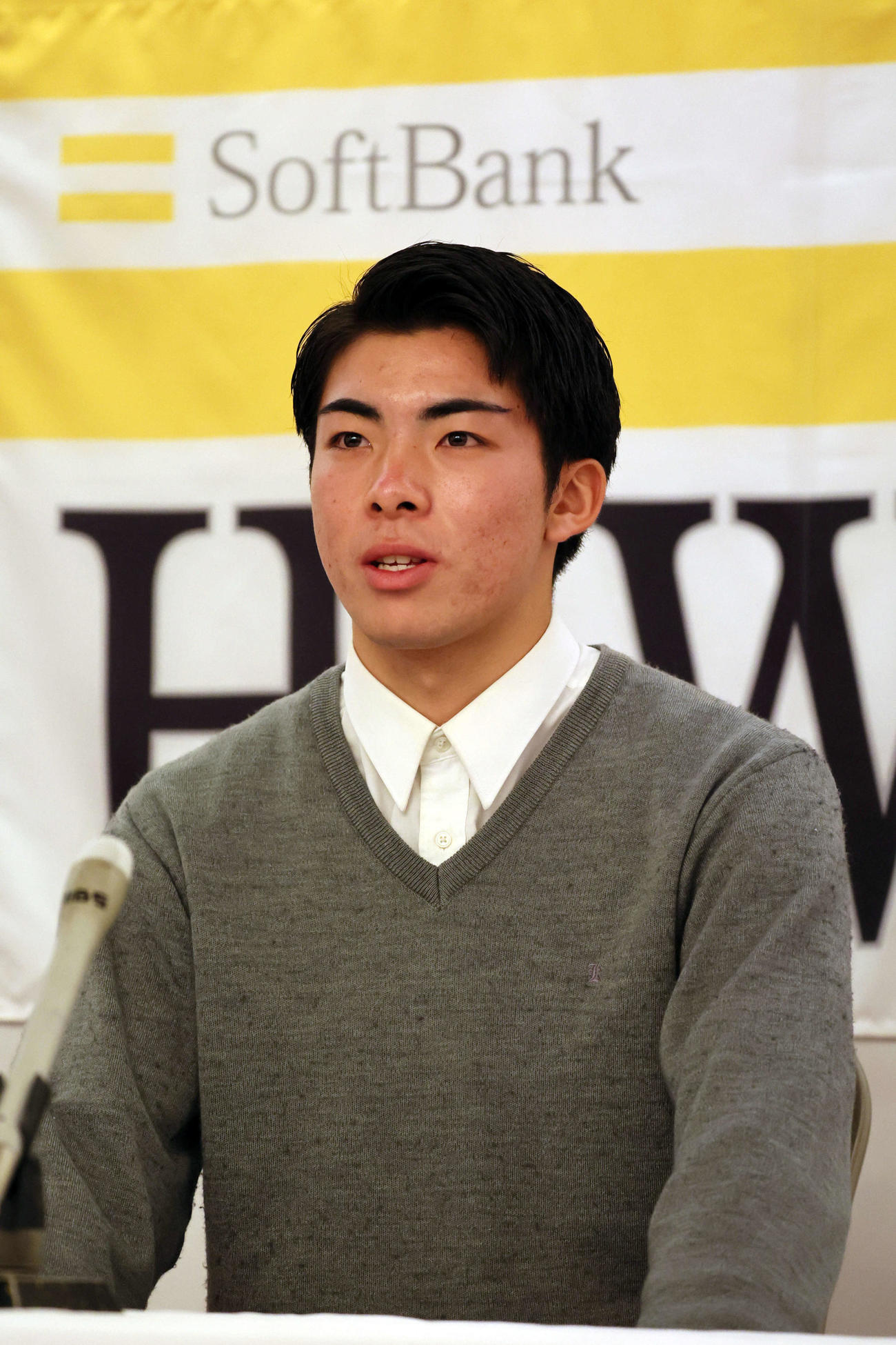 ソフトバンクと仮契約を結んだドラフト1位の村上は、喜びと決意を語る（撮影・宮崎幸一）