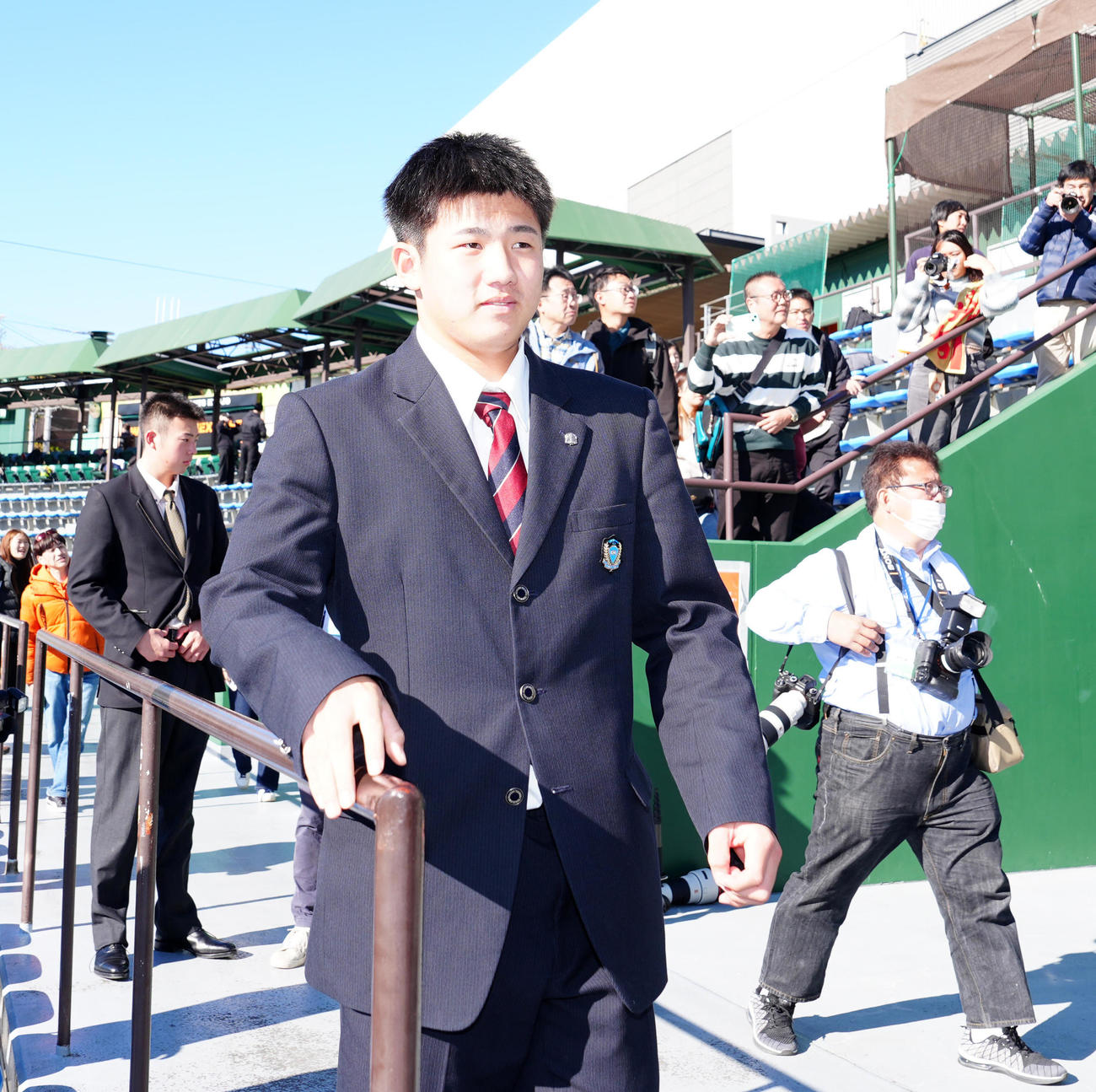 ジャイアンツ球場で施設見学を行った巨人ドラフト1位の石塚（撮影・江口和貴）