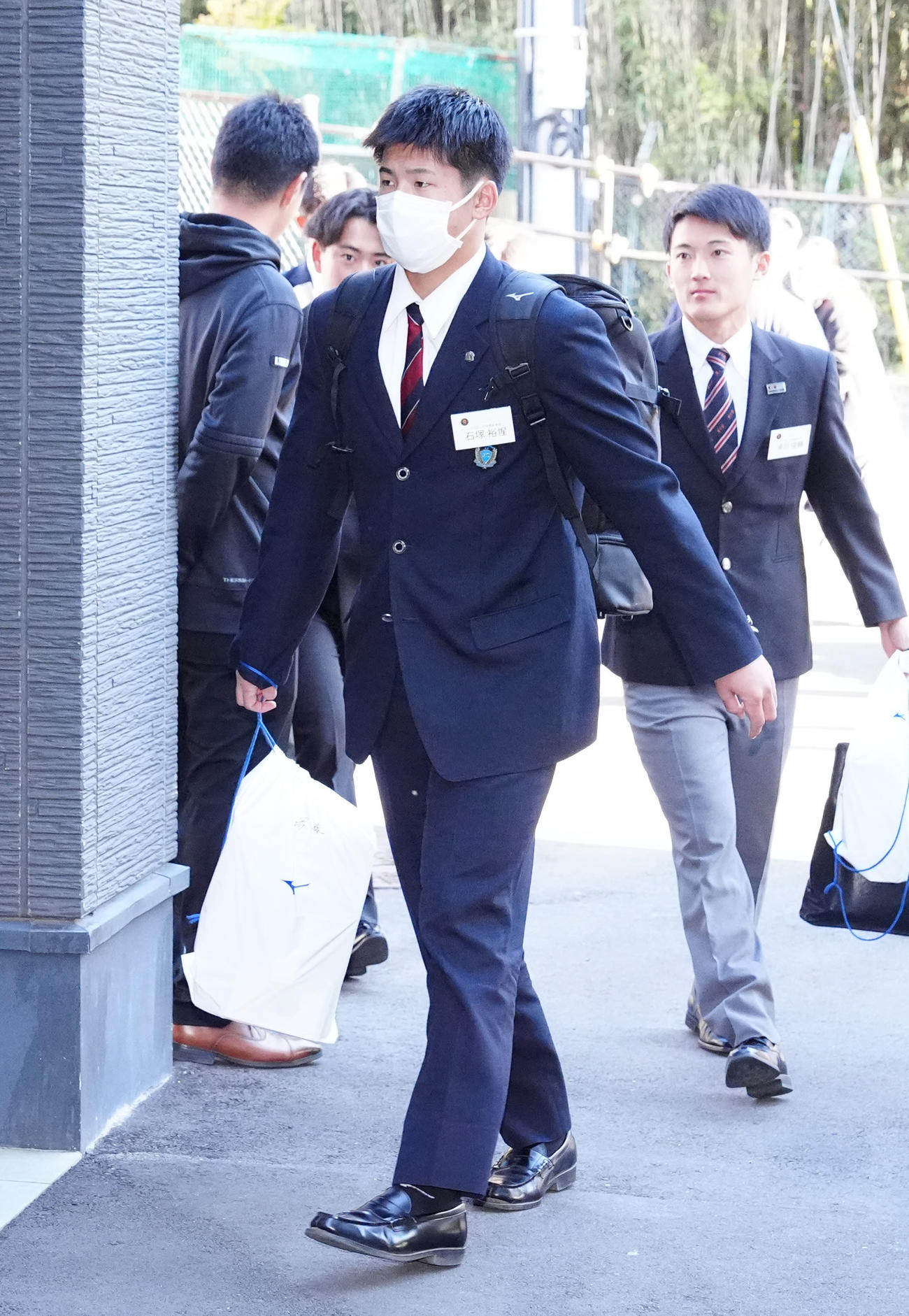 ジャイアンツ球場での施設見学に臨む巨人ドラフト1位の石塚（左）と同2位の浦田（撮影・江口和貴）