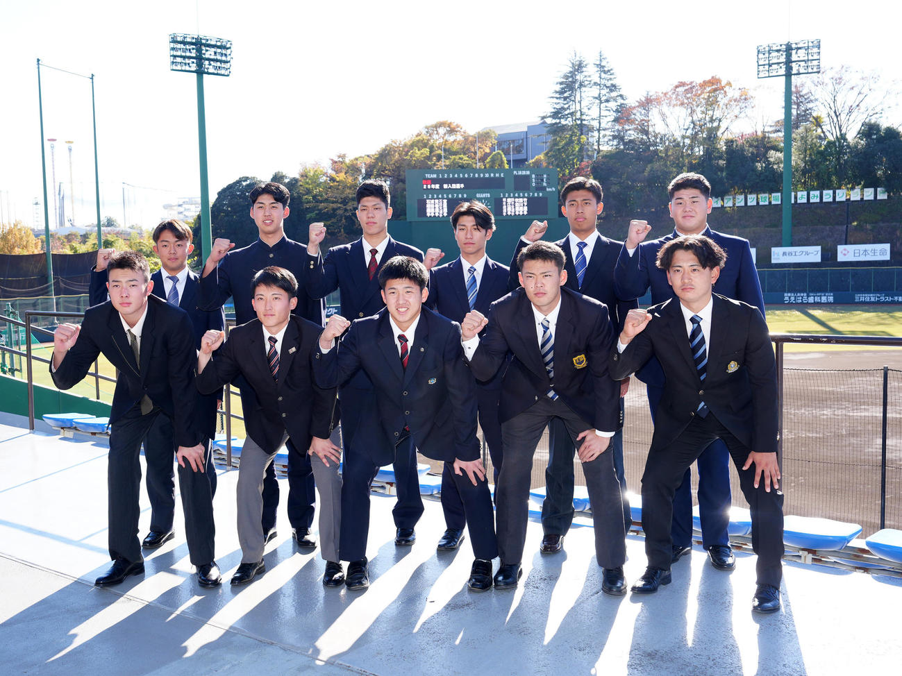 ジャイアンツ球場で施設見学を行い、写真に納まる石塚裕惺（前列中央）ら巨人の新人選手たち。前列左から石田充、浦田、1人おいて荒巻、宮原、後列左から西川、吹田、堀江、坂本達、鈴木圭、竹下（撮影・江口和貴）