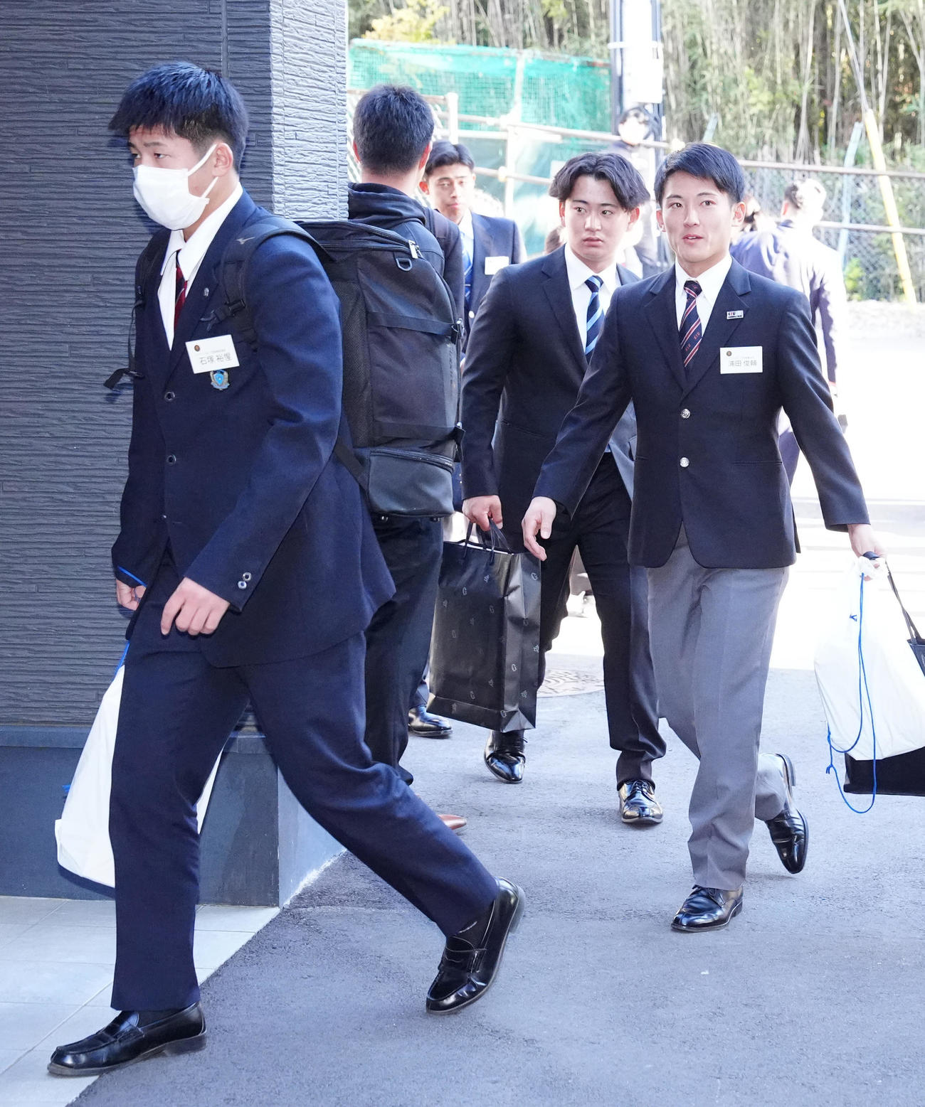 ジャイアンツ球場での施設見学に臨む巨人ドラフト2位の浦田（右）。左は同1位の石塚（撮影・江口和貴）