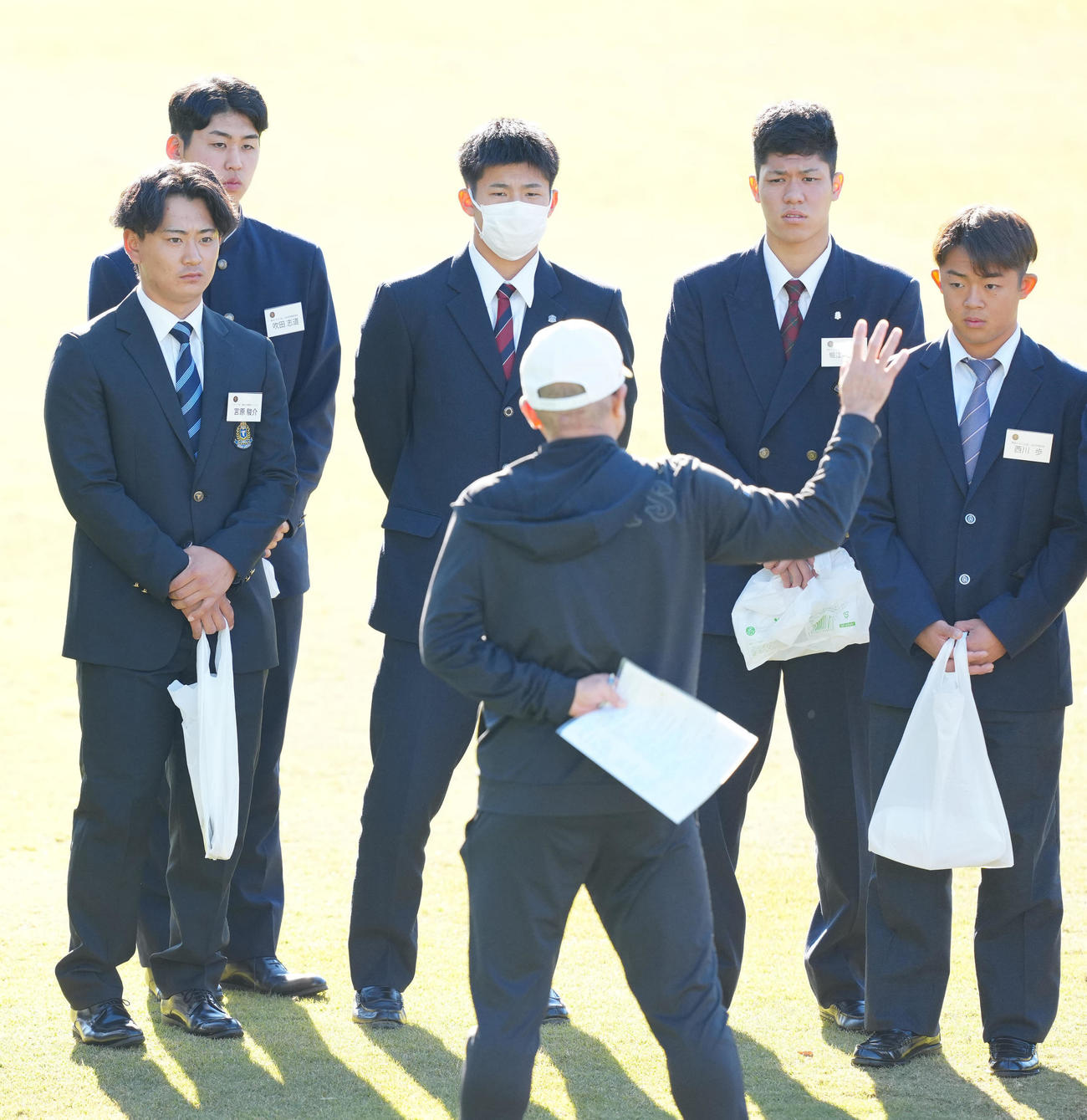 ジャイアンツ球場で施設見学を行う石塚（後方中央）ら巨人の新人選手（撮影・江口和貴）
