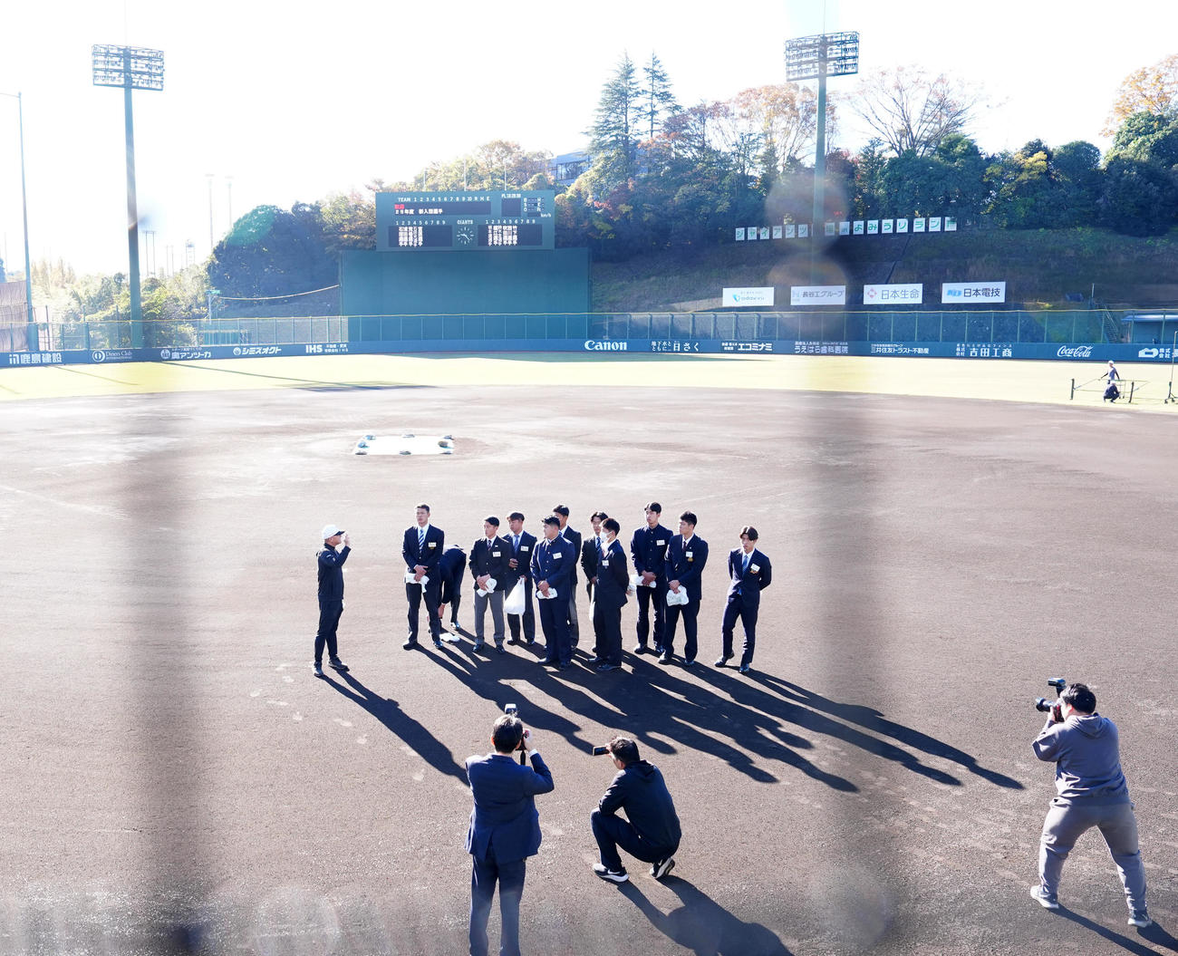 ジャイアンツ球場で施設見学を行う巨人の新人選手（撮影・江口和貴）