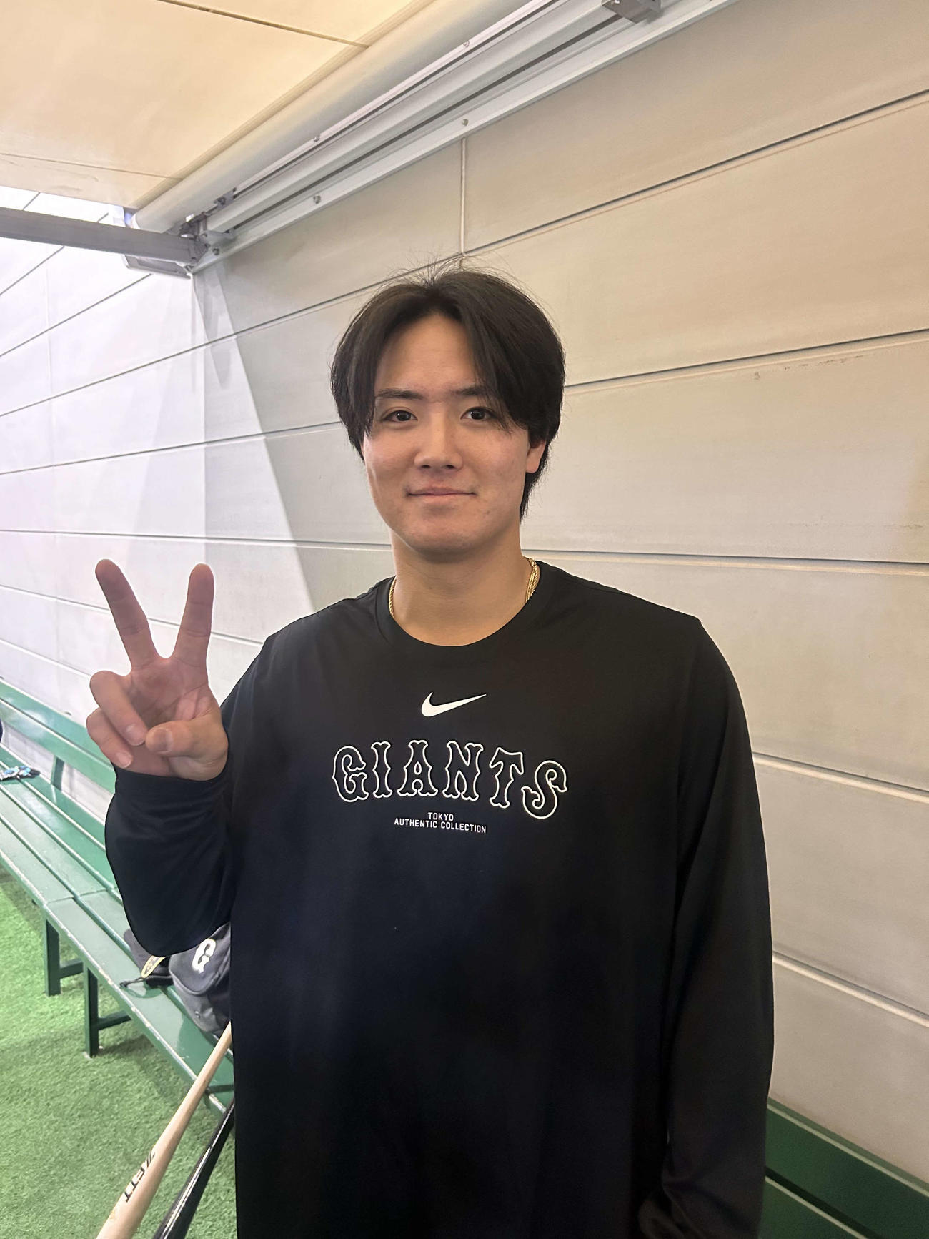 結婚を発表し、練習後に笑顔を見せる巨人郡（撮影・上田悠太）