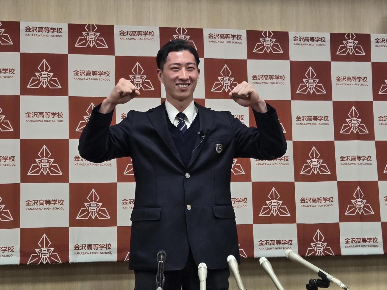 西武から1位指名を受けて喜ぶ金沢・斎藤（2024年10月24日撮影）