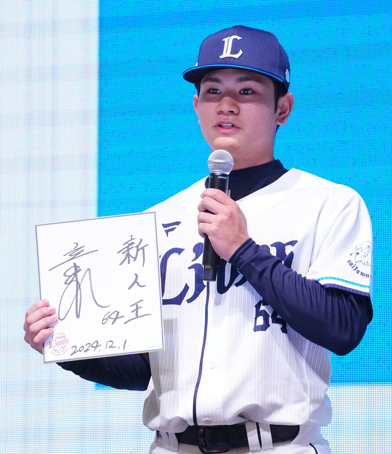 新入団選手発表会で色紙へ目標を記した西武龍山（撮影・横山健太）