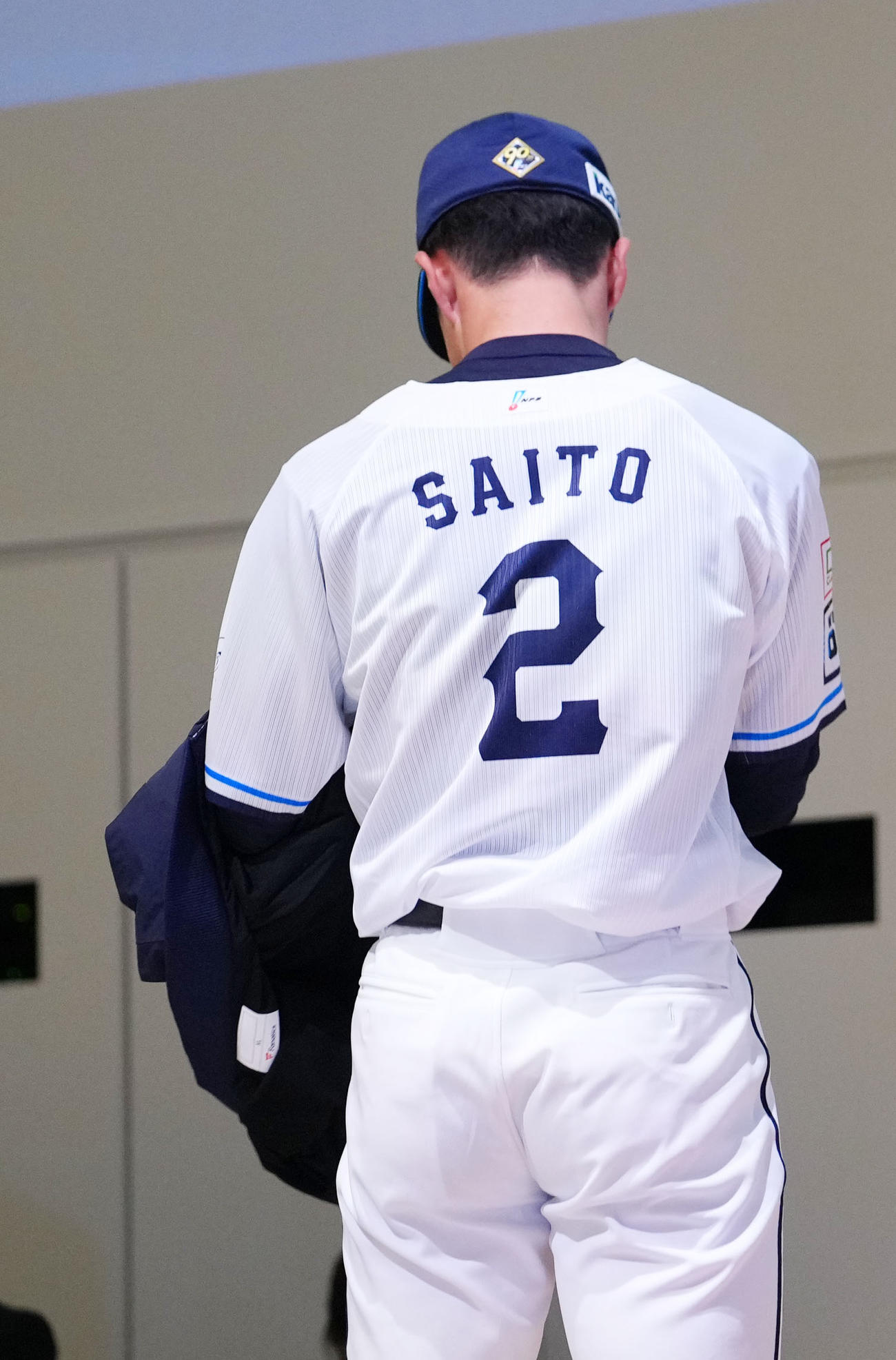 新入団選手発表会で背番号を披露する西武斎藤（撮影・横山健太）