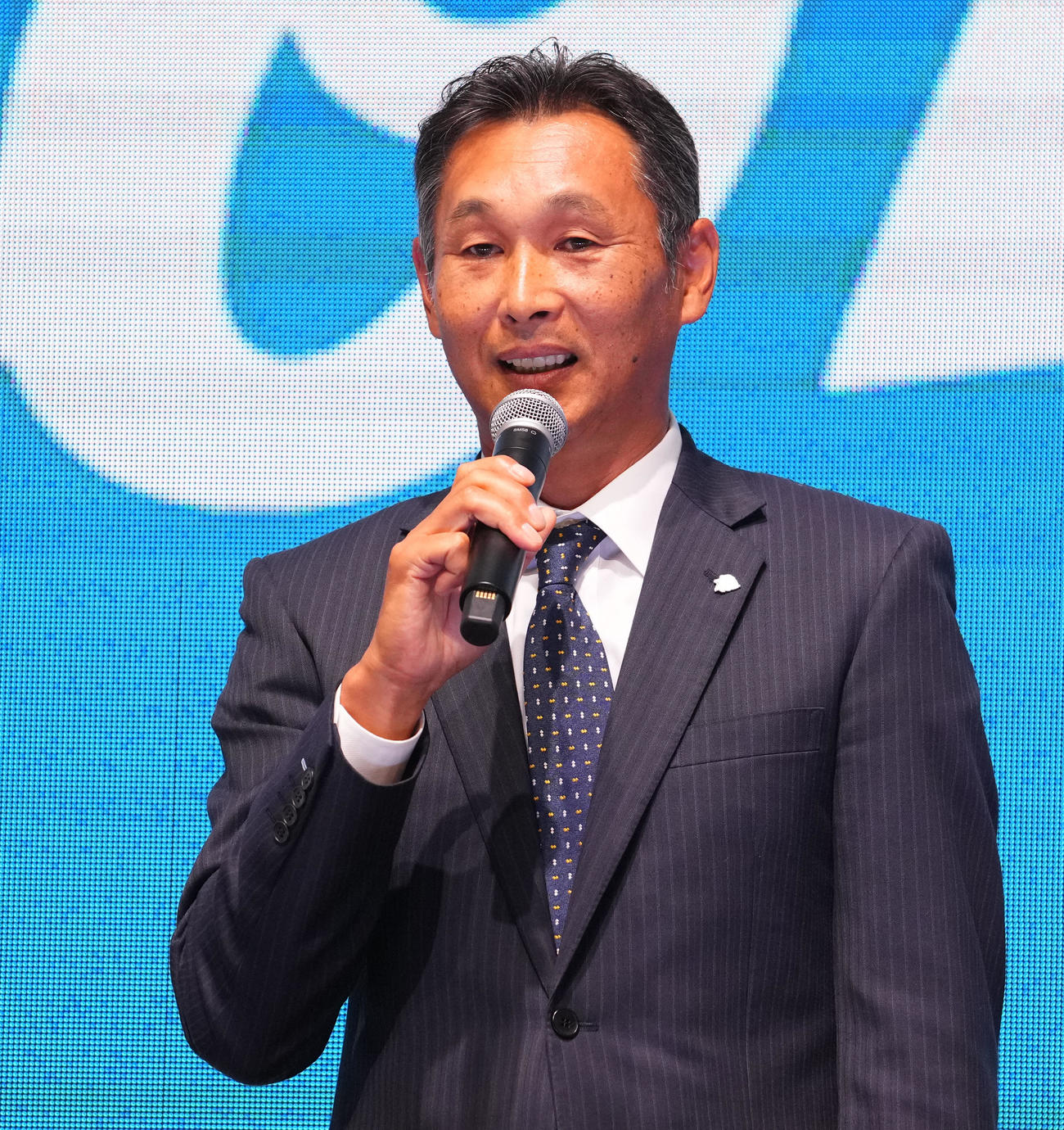 新入団選手発表会で来季への意気込みを語る西武西口監督（撮影・横山健太）