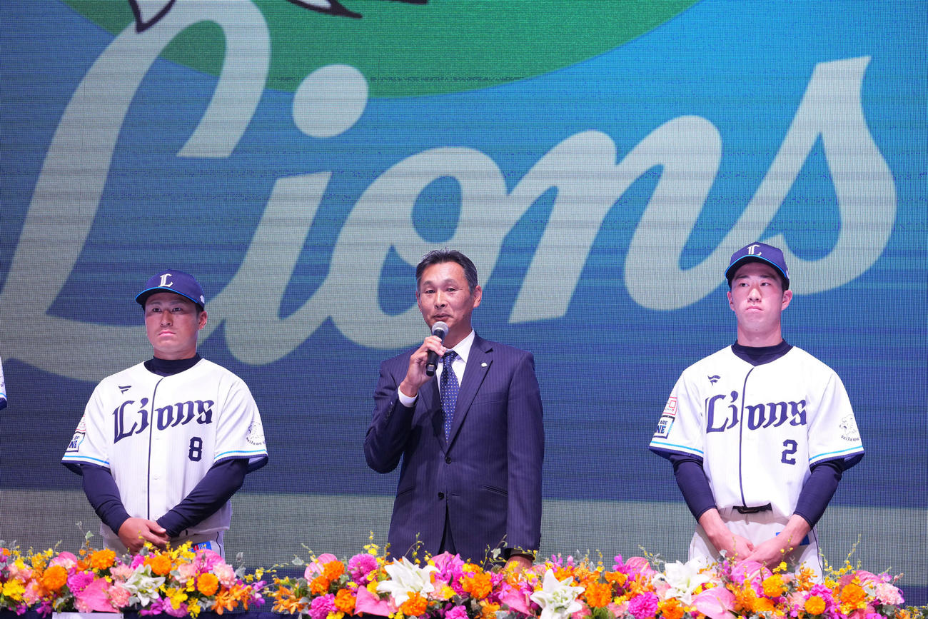 新入団選手発表会で来季への意気込みを語る西武西口監督。左は渡部、右は斎藤（撮影・横山健太）