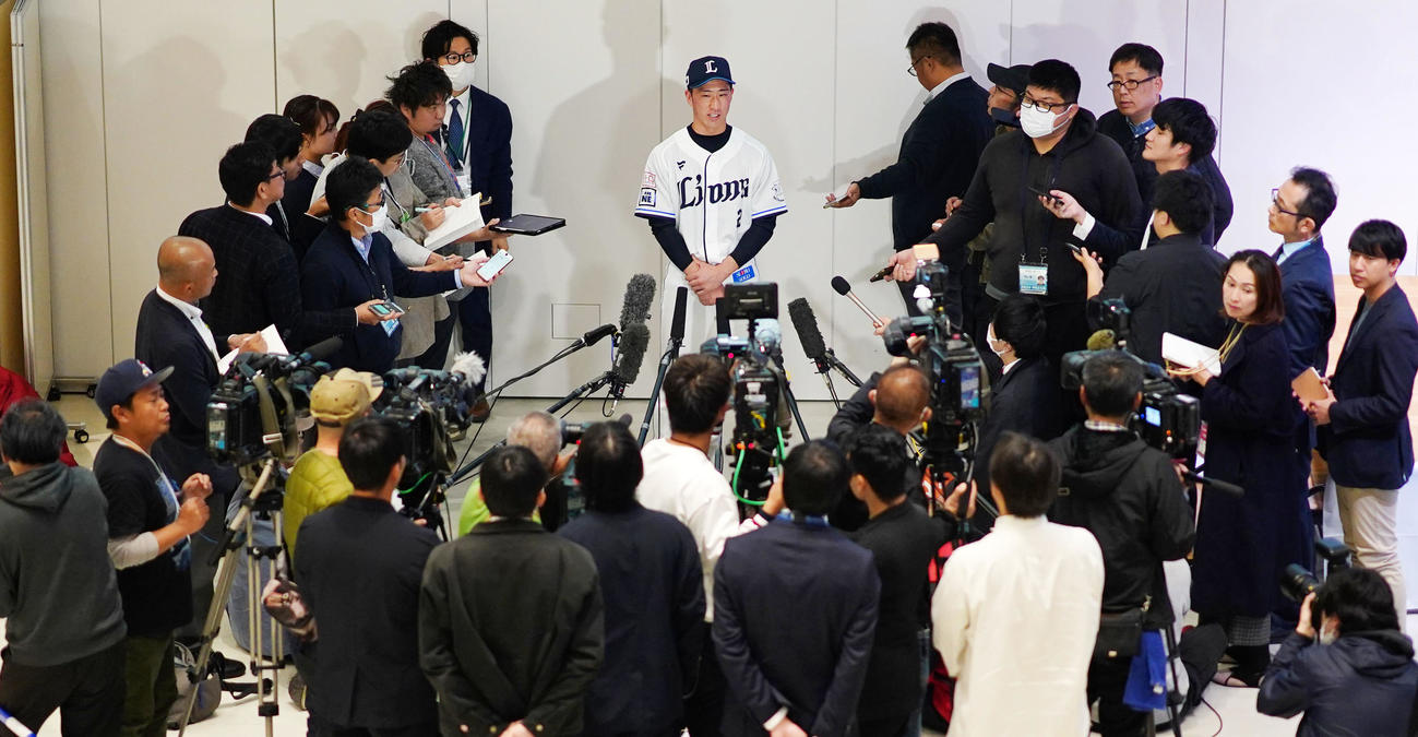 新入団選手発表会終了後、取材に応じる西武斎藤（撮影・横山健太）