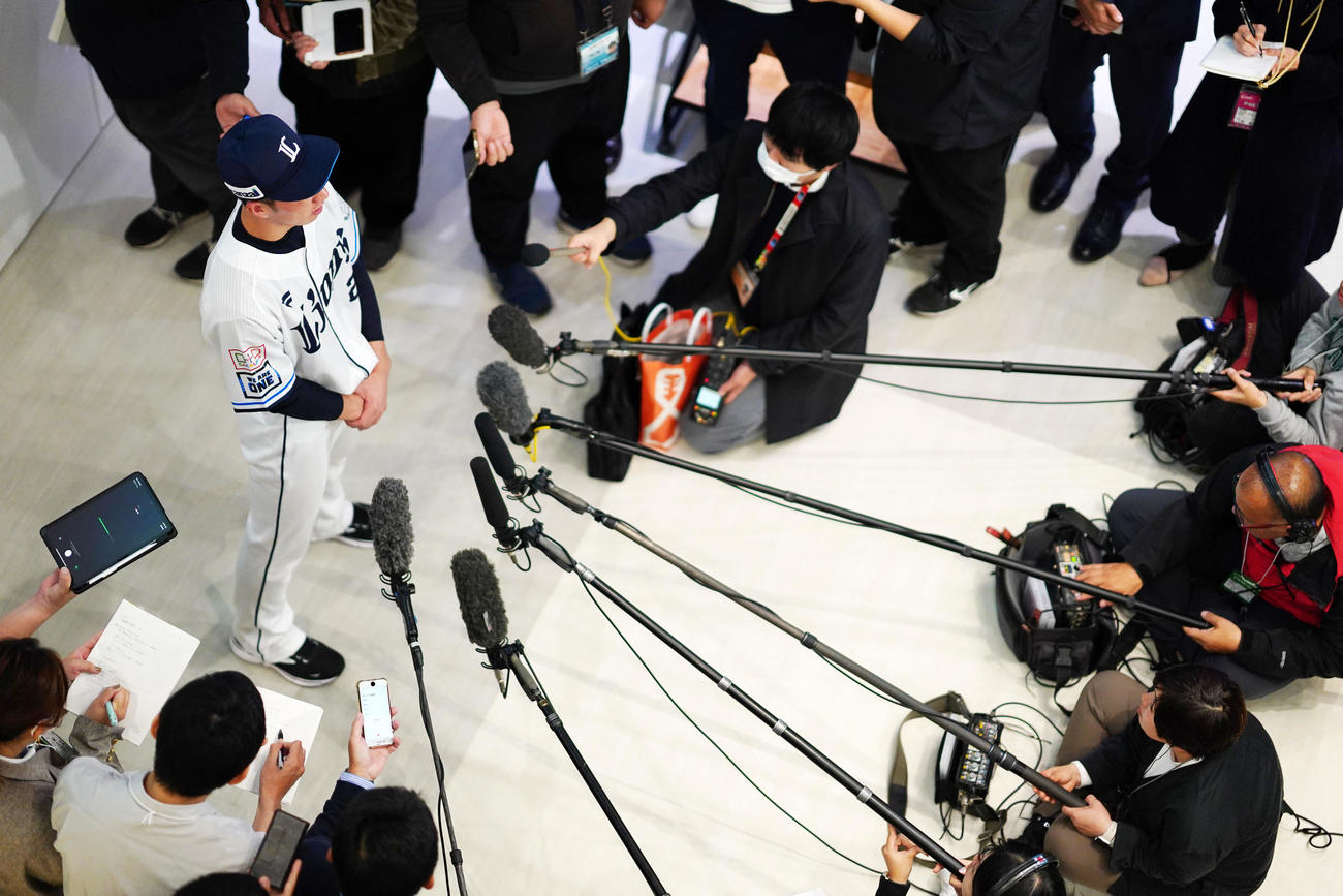 新入団選手発表会終了後、取材に応じる西武斎藤（撮影・横山健太）