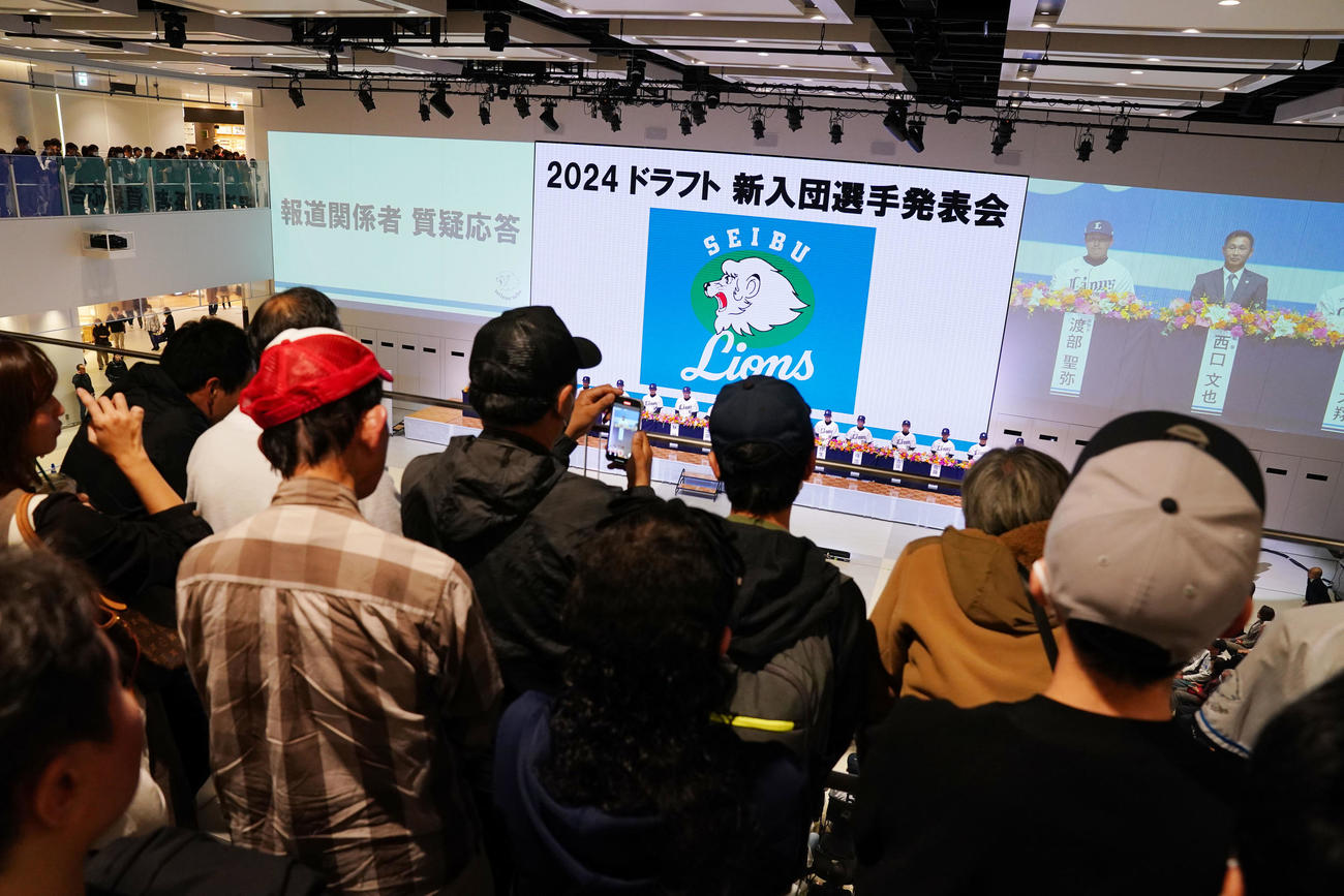 大勢のファンの前で入団発表会見をする西武新入団選手たち（撮影・横山健太）