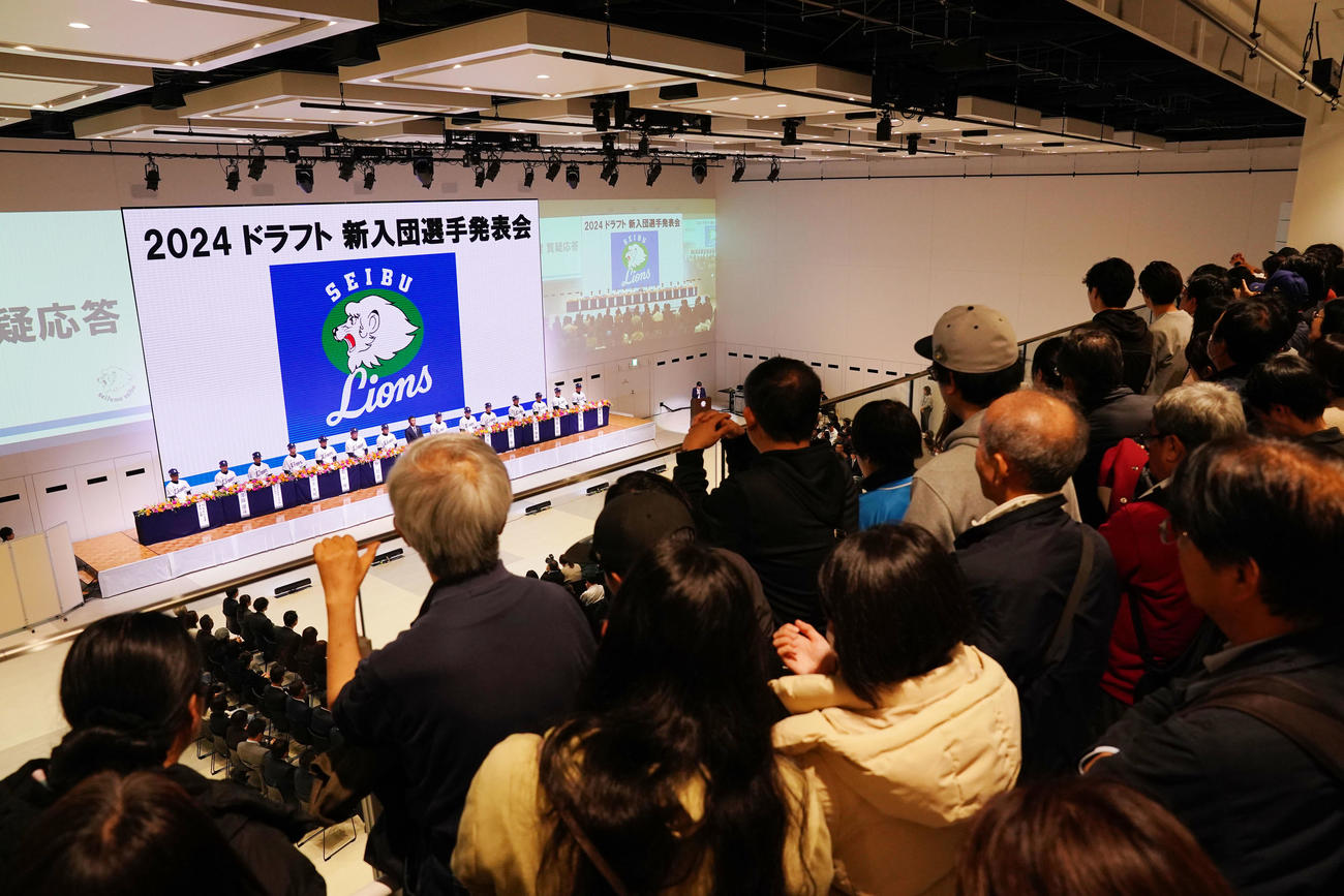 大勢のファンの前で入団発表会見をする西武新入団選手たち（撮影・横山健太）
