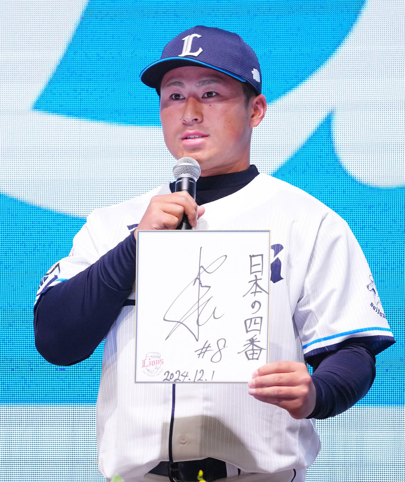 新入団選手発表会で色紙へ目標を記した西武渡部聖（撮影・横山健太）