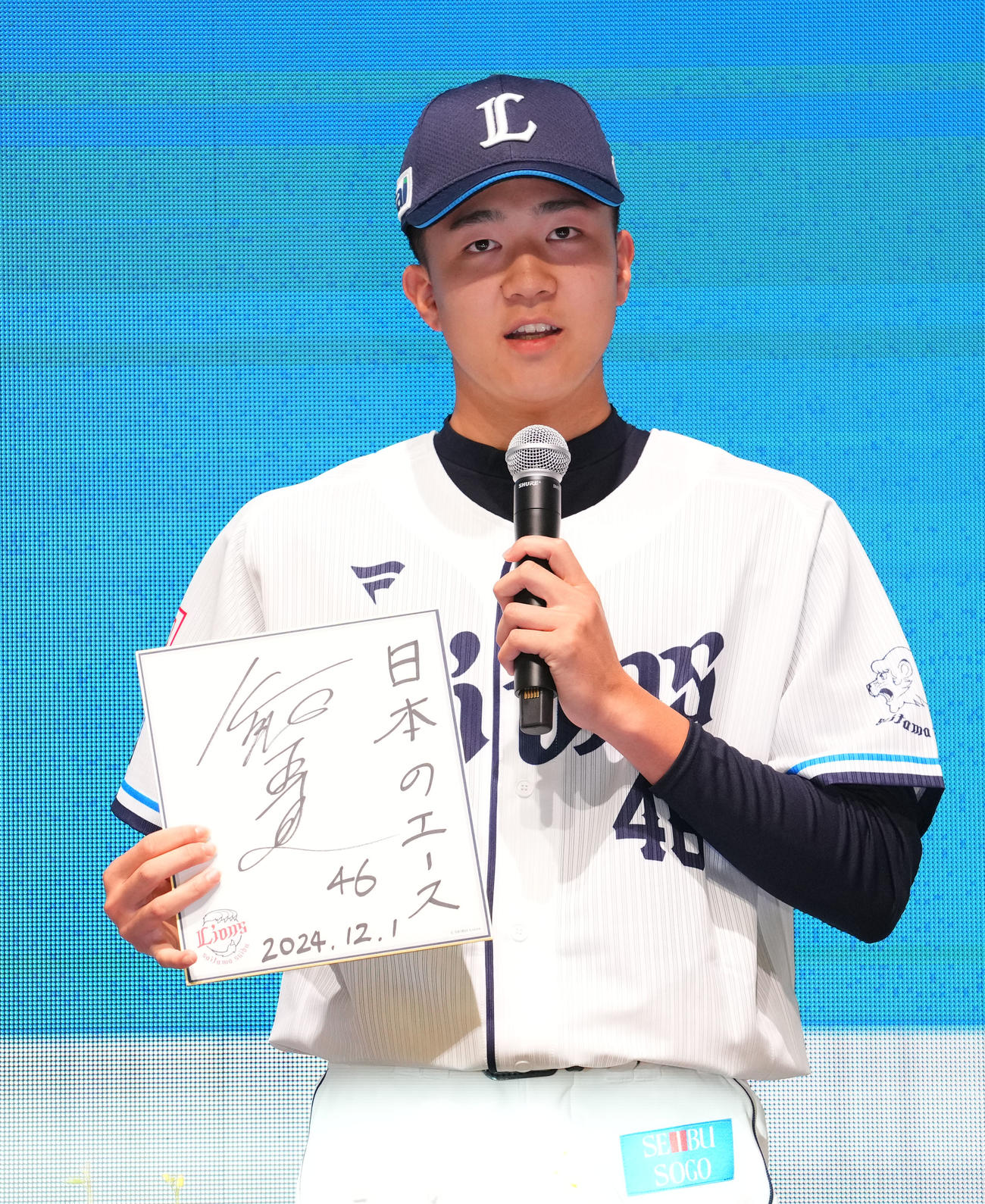 新入団選手発表会で色紙へ目標を記した西武狩生（撮影・横山健太）
