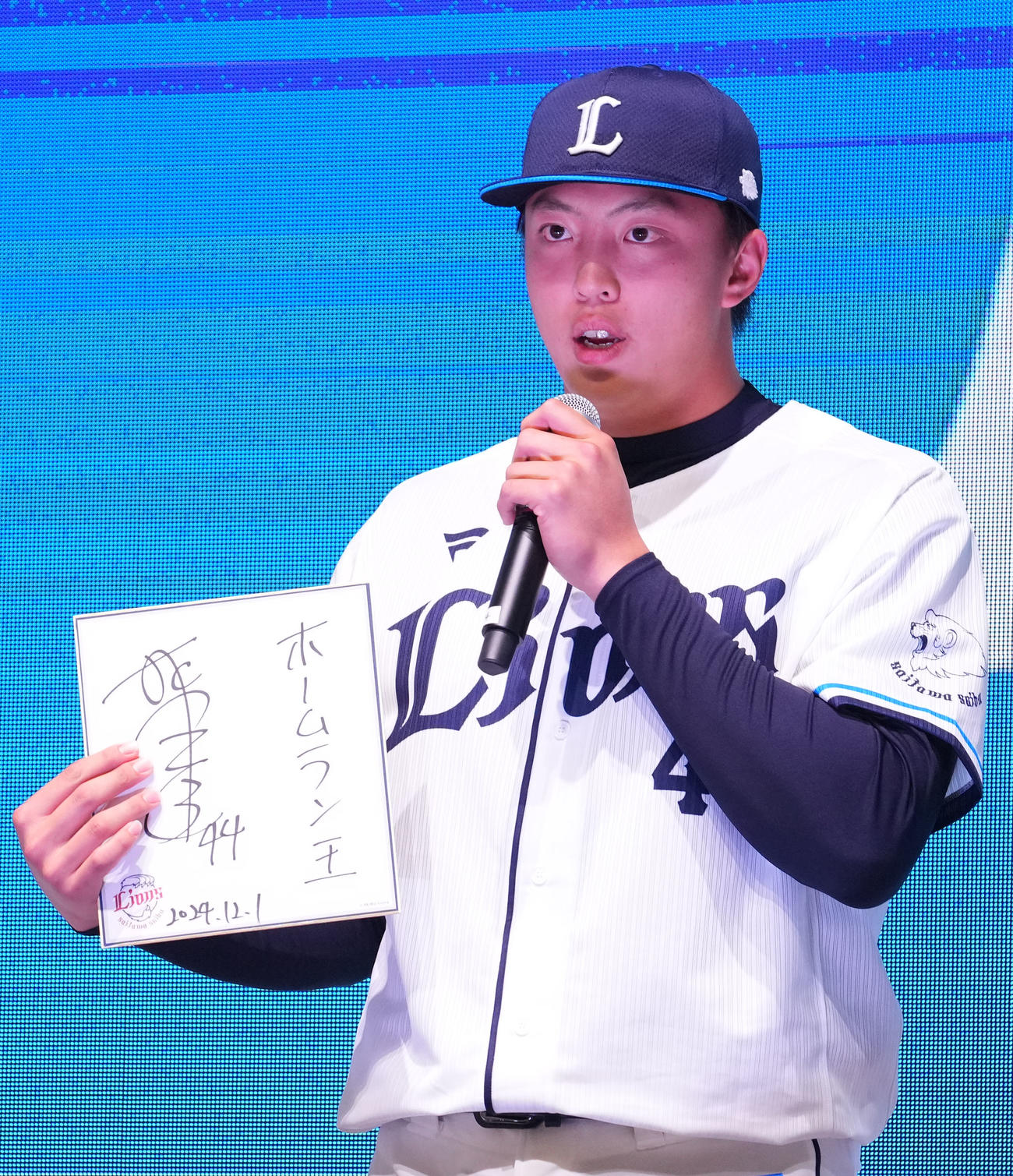 新入団選手発表会で色紙へ目標を記した西武林（撮影・横山健太）