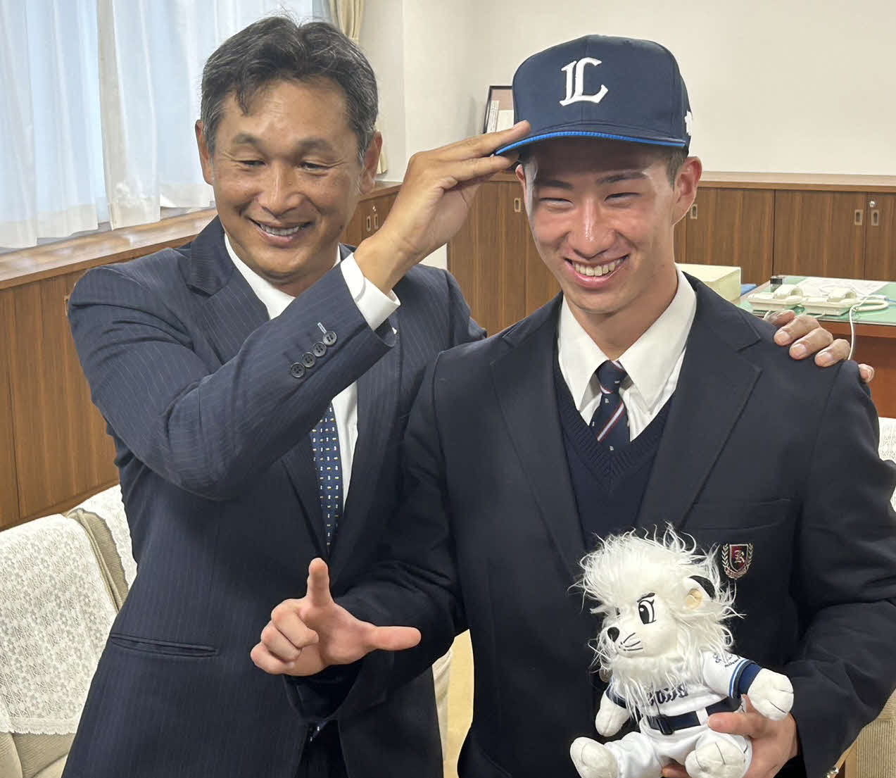 西口文也監督とLポーズをする西武ドラフト1位斎藤